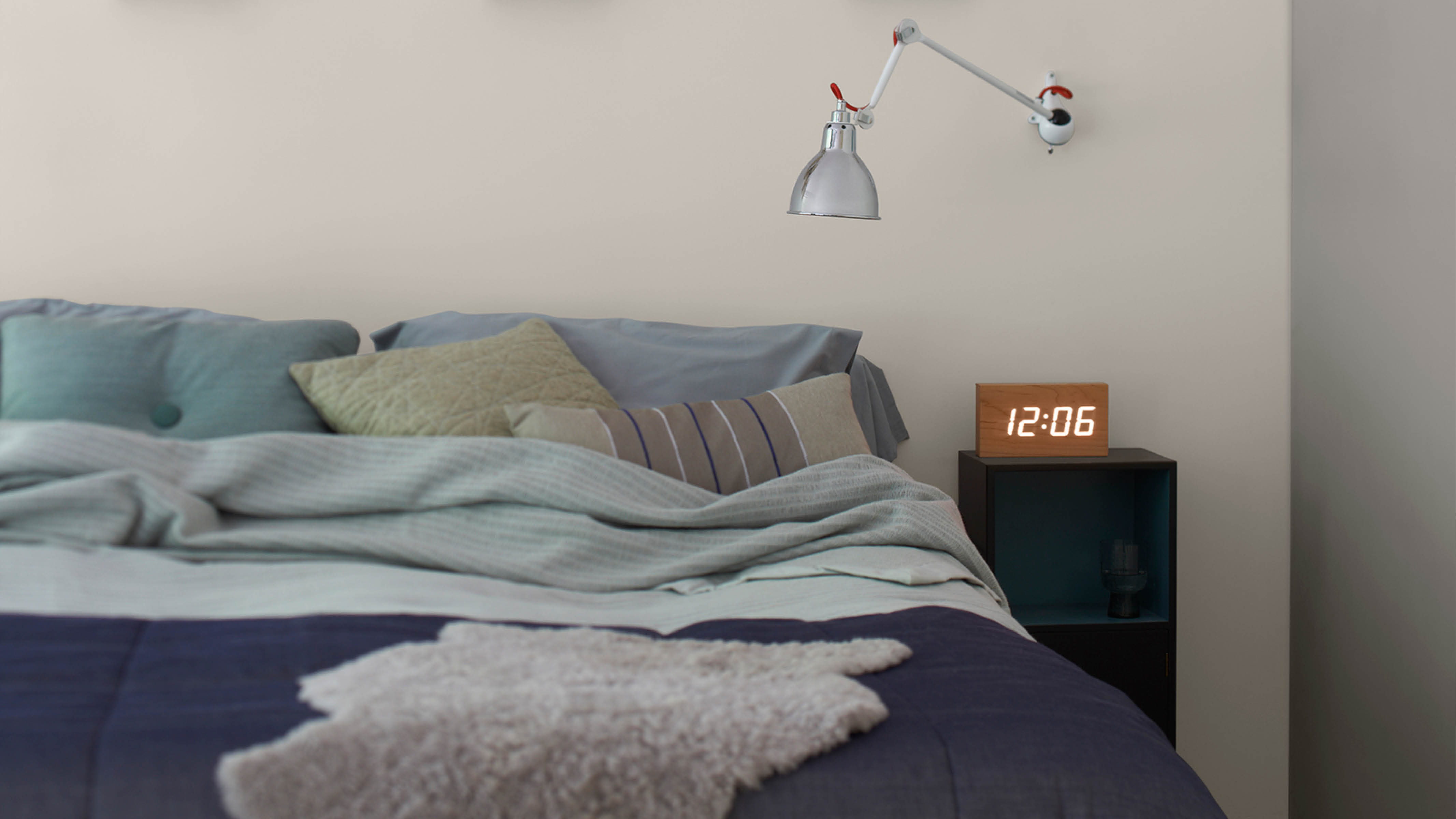 Dormitorio acogedor neutro Combinar diferentes texturas y acabados, como protectores de algodón, una alfombra gruesa y un suave cobertor de lana, te ayudará a introducir diferentes niveles de confort en la sala.
