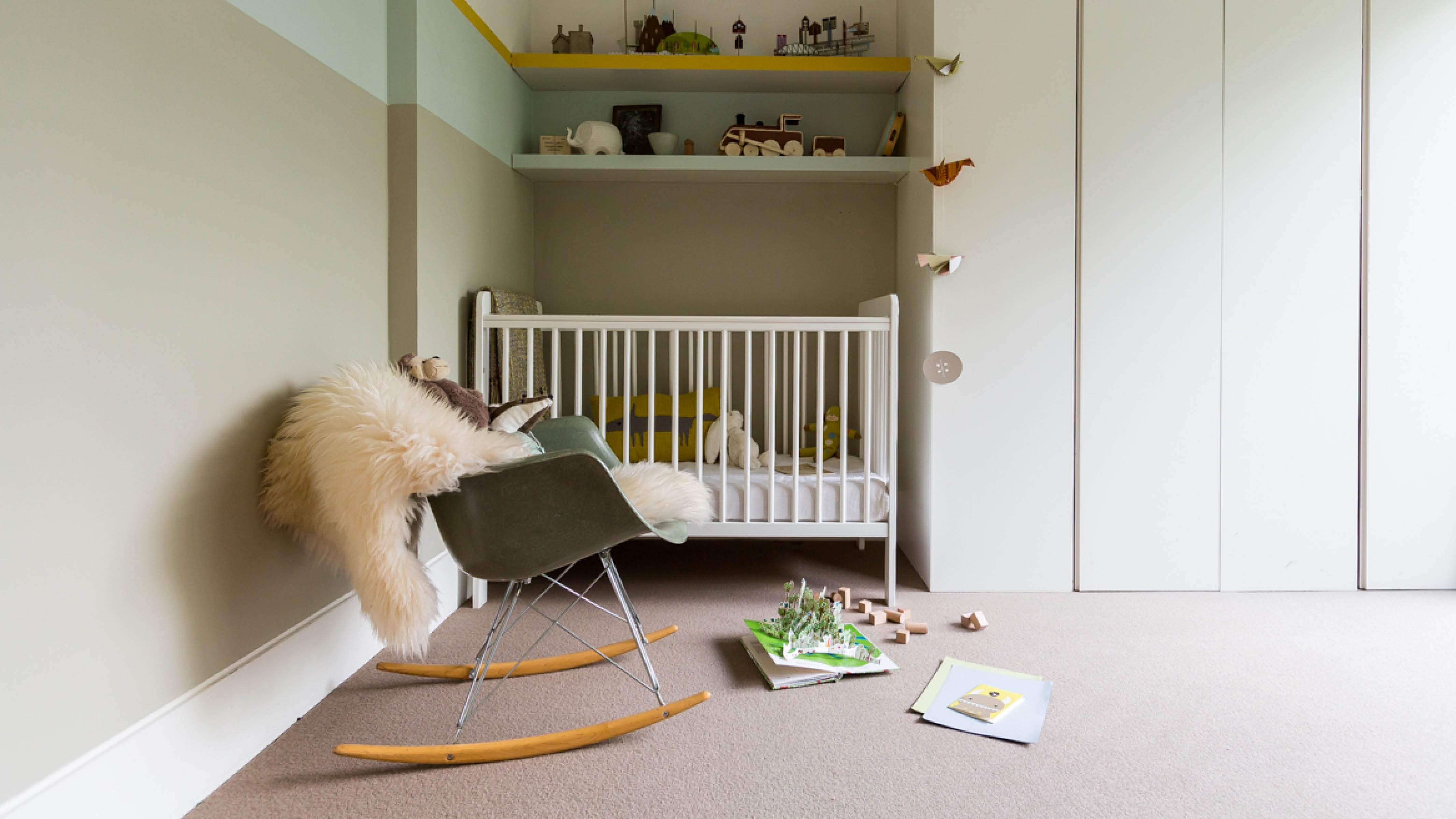 Habitación de bebé tonos amarillos A la hora de elegir un esquema de colores neutro, piensa de forma simple. La idea es crea un hermoso lienzo neutral que se puede complementar con mobiliario y accesorios ligeros cuando el bebé nazca.