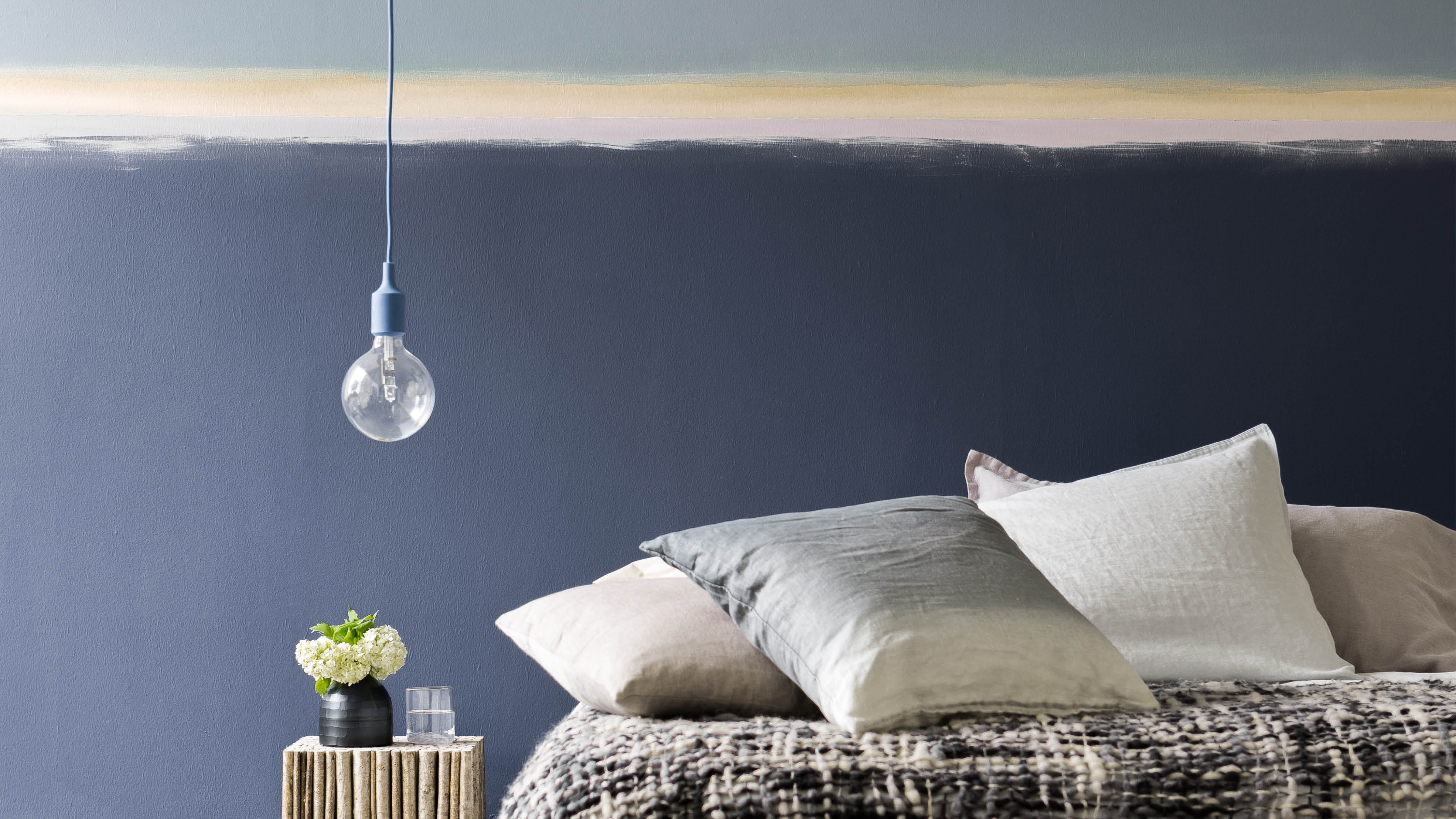 Una relajada habitación de invitados Crea una habitación de invitados versátil con un esquema de colores neutrales sencillo que se puede complementar con mobiliario y accesorios ligeros.