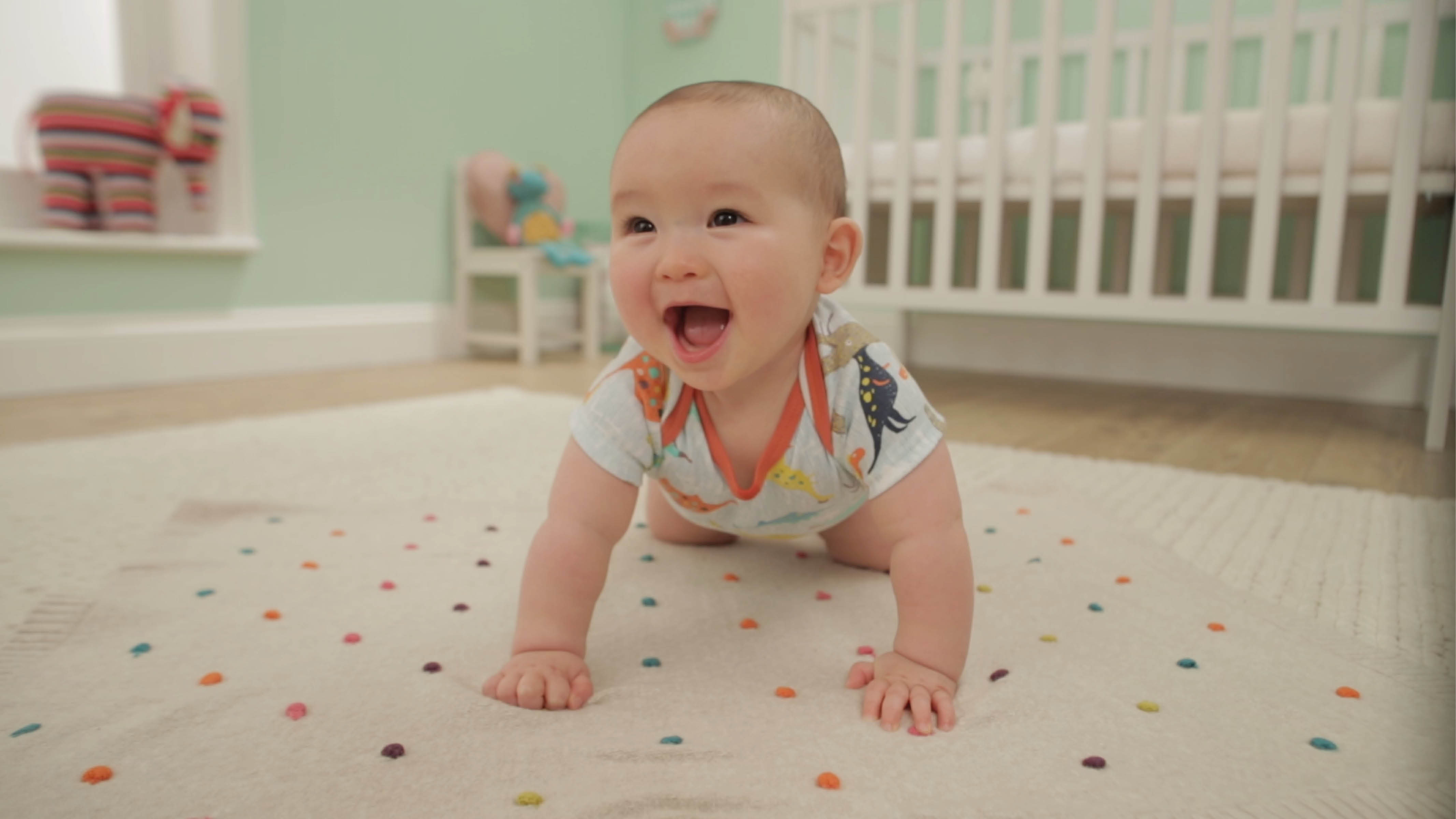 Bebé feliz en su habitación Elige una alfombra cómoda y antimanchas a juego con el color de las paredes y compleméntala con suaves cojines de suelo.