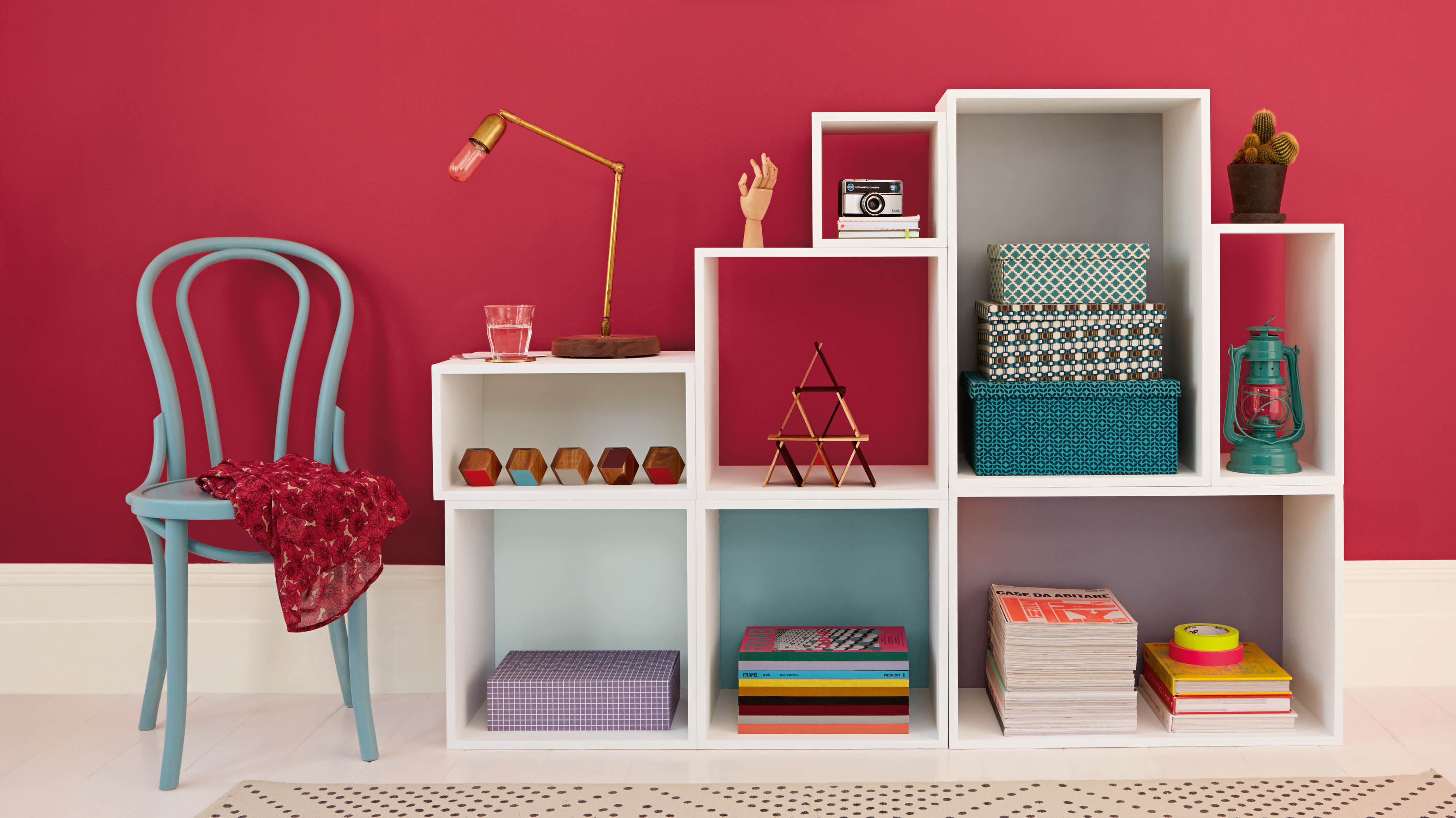 Con un poco de rojo al fin del mundo El rojo suele ser una opción impensable a la hora de decorar la habitación del bebé, ya que puede ponerlo un poco nervioso. Pero no pasa nada por transgredir un poco las normas, siempre que actúes con cautela.