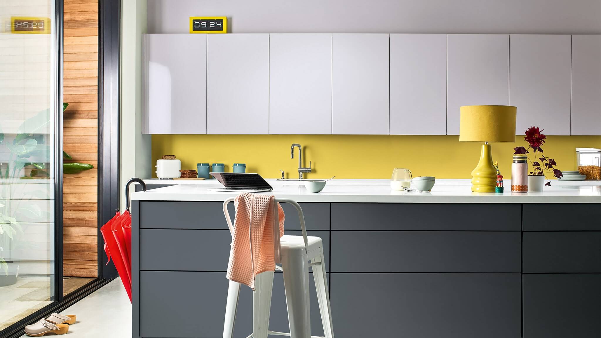 Cocina multicolor con Tranquil Dawn, el Color del año Procolor 2020 cf20_color_of_the_year_2020_kitchen