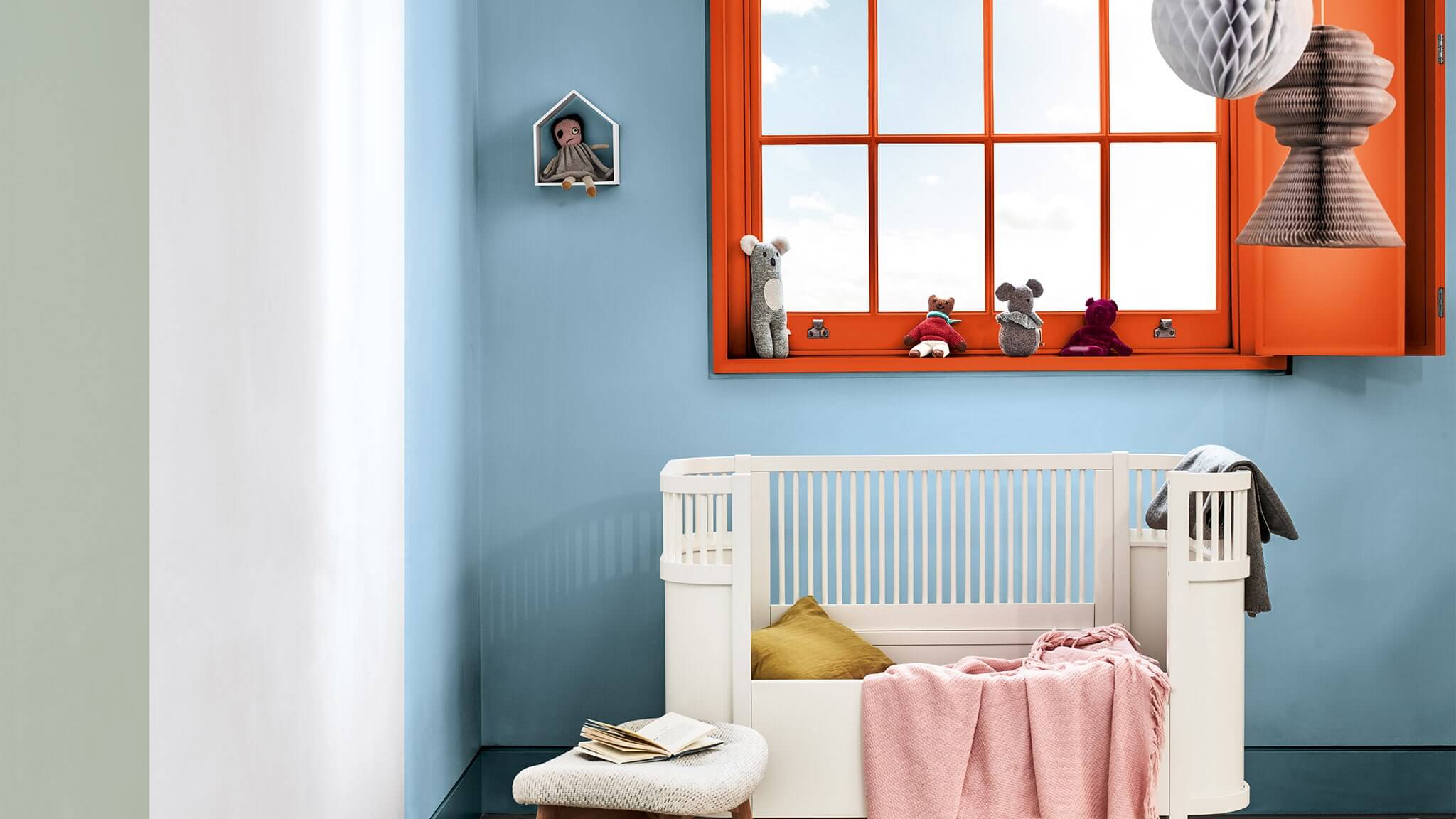 Brillante habitación infantil en color naranja oscuro, azul y Tranquil Dawn cf20_bright_kids_room