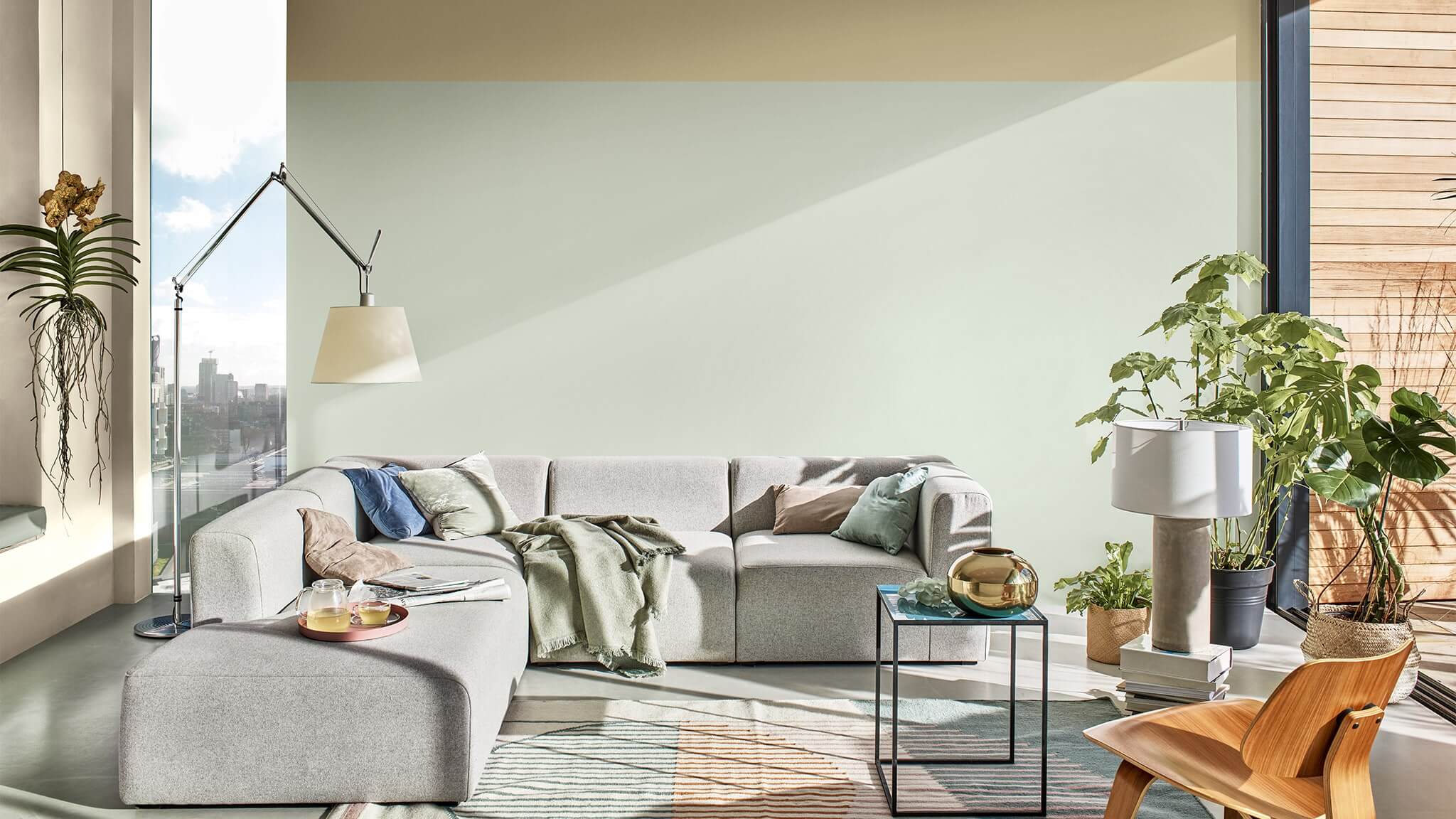 Relajante sala de estar con una pared en dos tonos en Tranquil Dawn cf20_two-tone_room_2