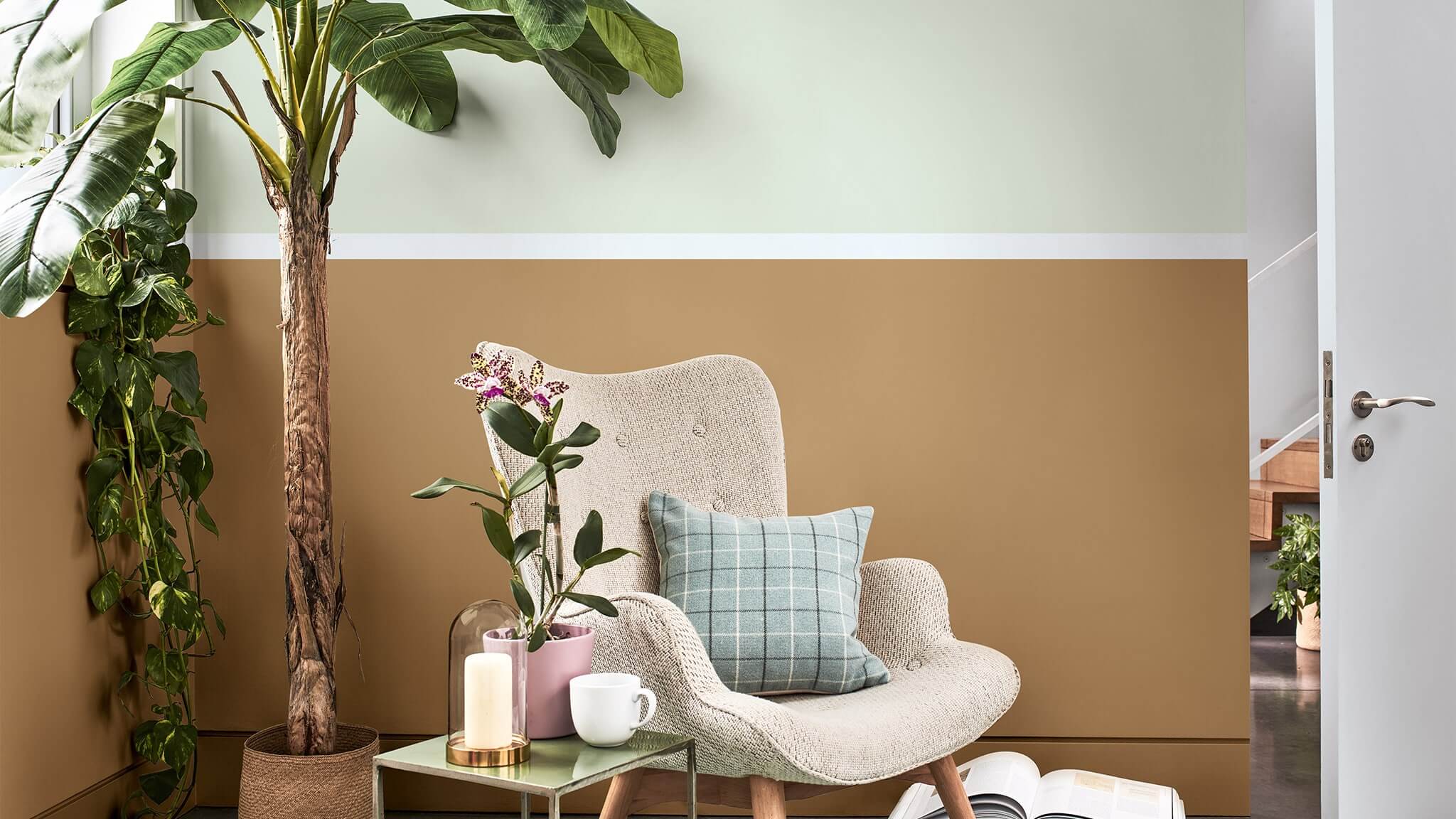 Tranquila sala de estar con una pared en dos tonos en ocre y verde claro cf20_two-tone_room_3