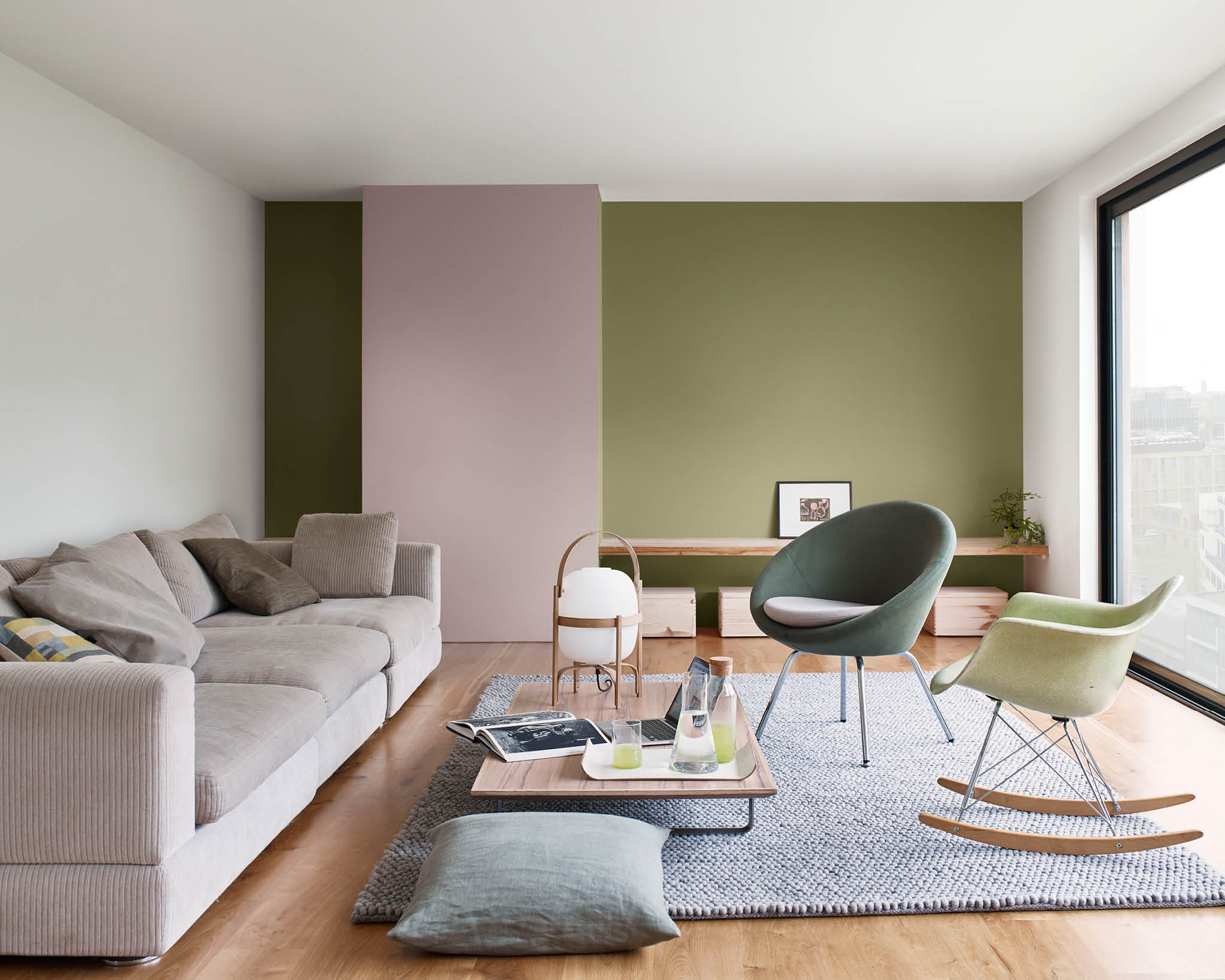 Sala de estar dinámica Combina Madera Tierna con tonos en contraste para lograr una sala de estar dinámica