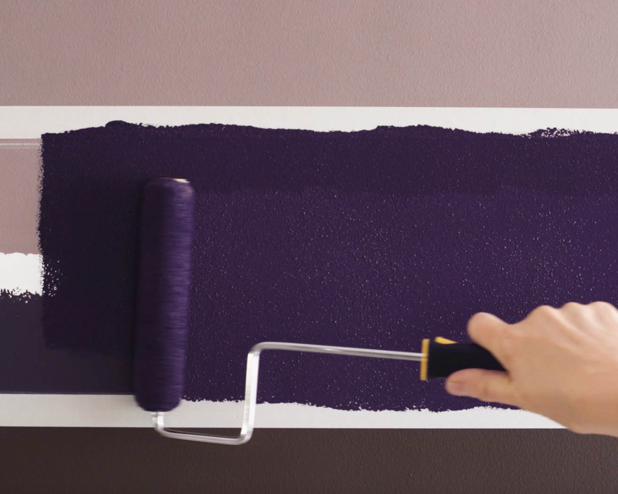 Pintar con rodillos el color de pintura de la línea difuminada Pinta entre las líneas marcadas con un rodillo pequeño