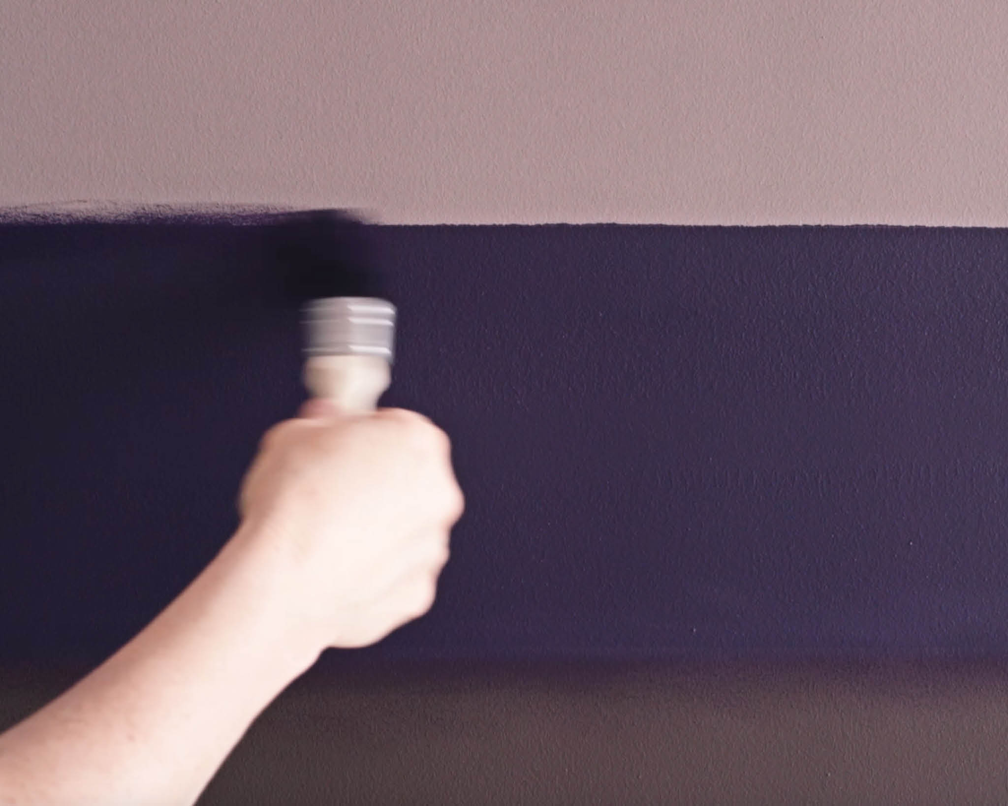 Crear una técnica de línea difuminada Usa una brocha de pintura en seco para crear tu línea difuminada