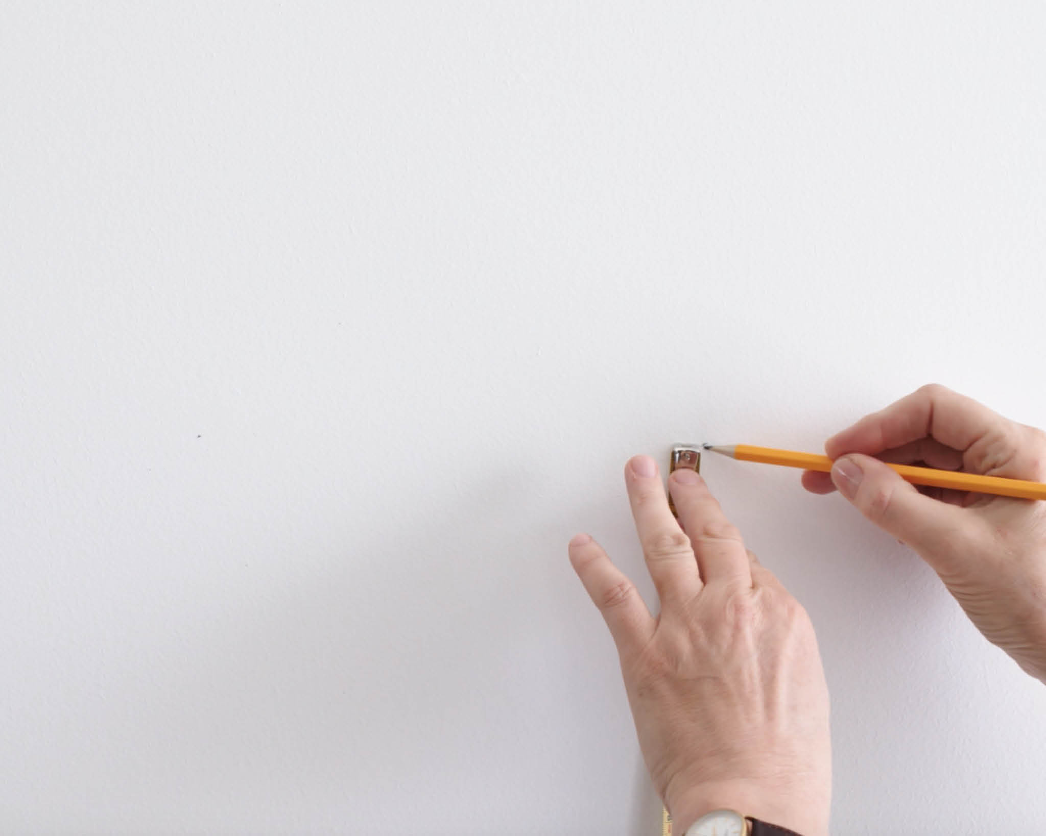 Medir una línea para crear una pared de dos tonos Marca el lugar donde quieras que los dos tonos de la pared se unan