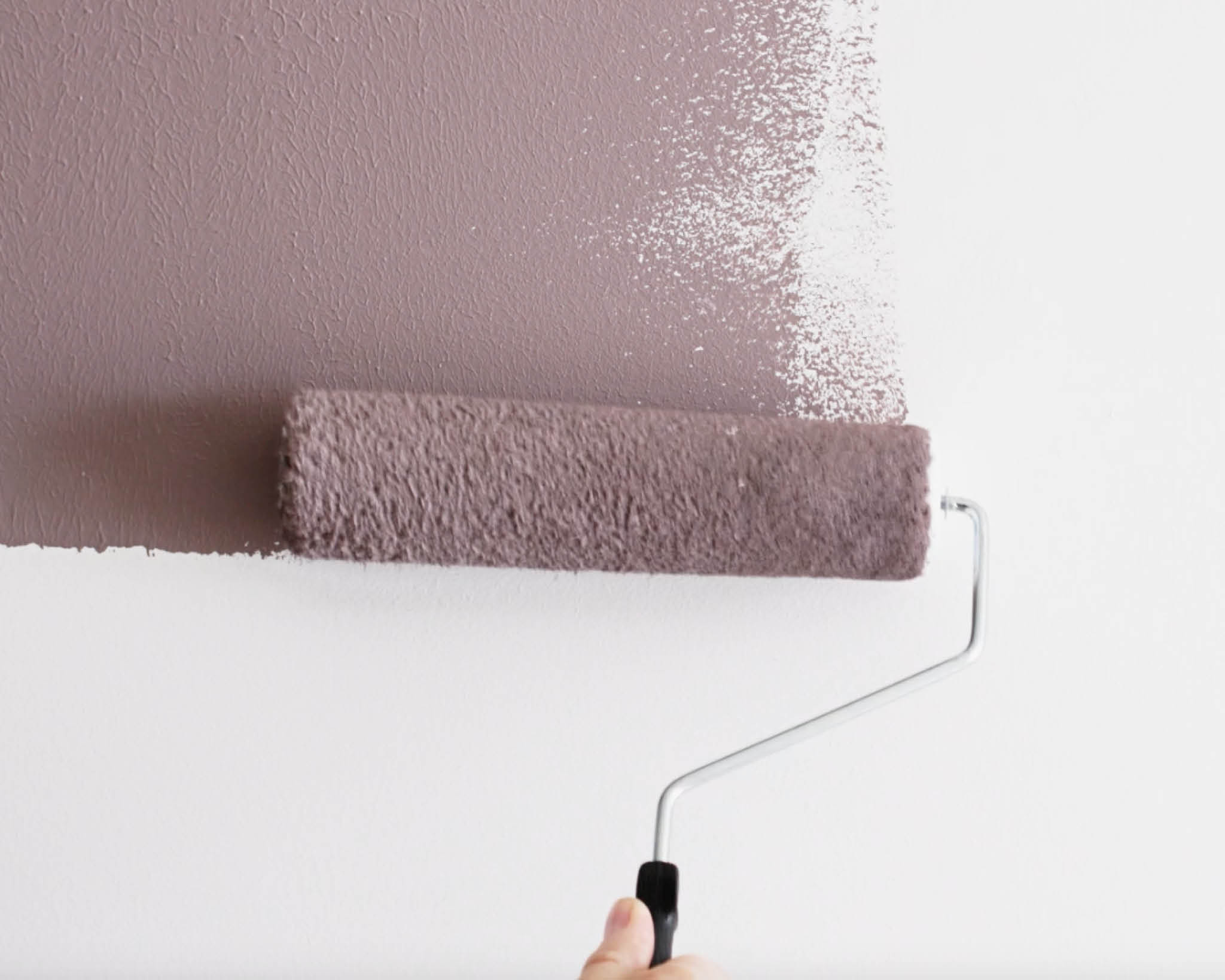 Pinta primero el color más claro Aplica primero el color más claro a la pared