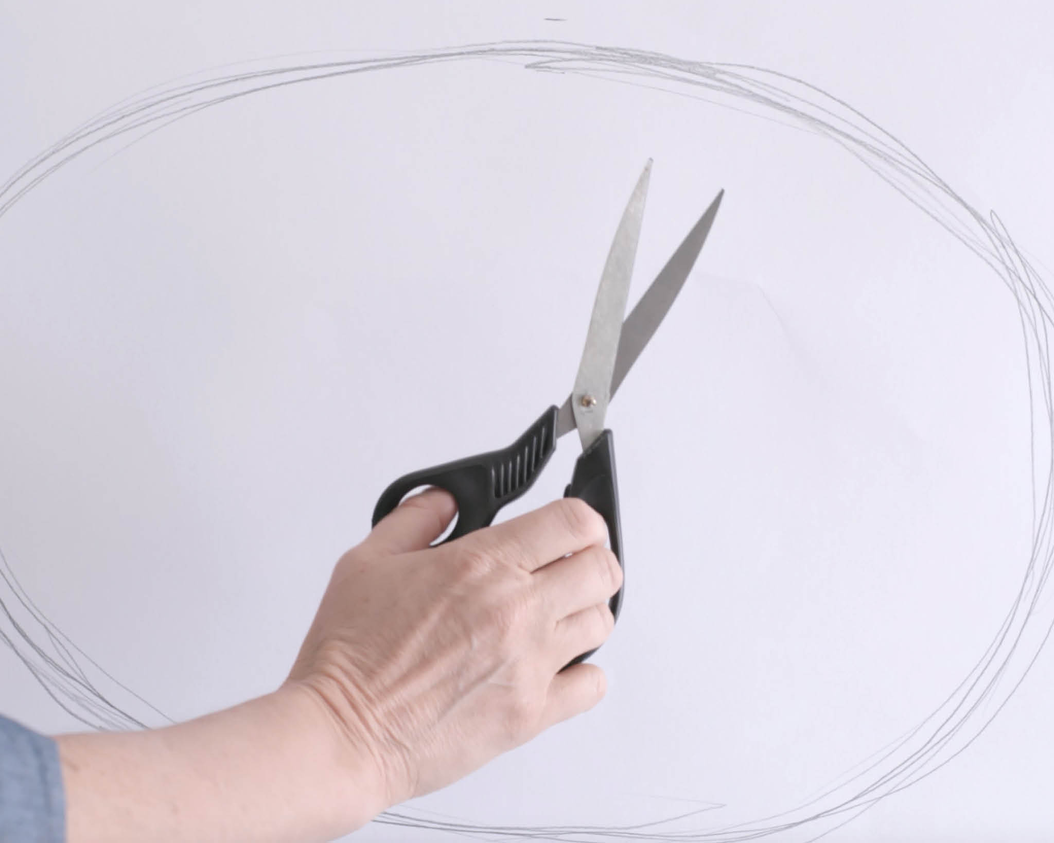 Recorta el óvalo Dibuja la forma ovalada en papel y recórtala