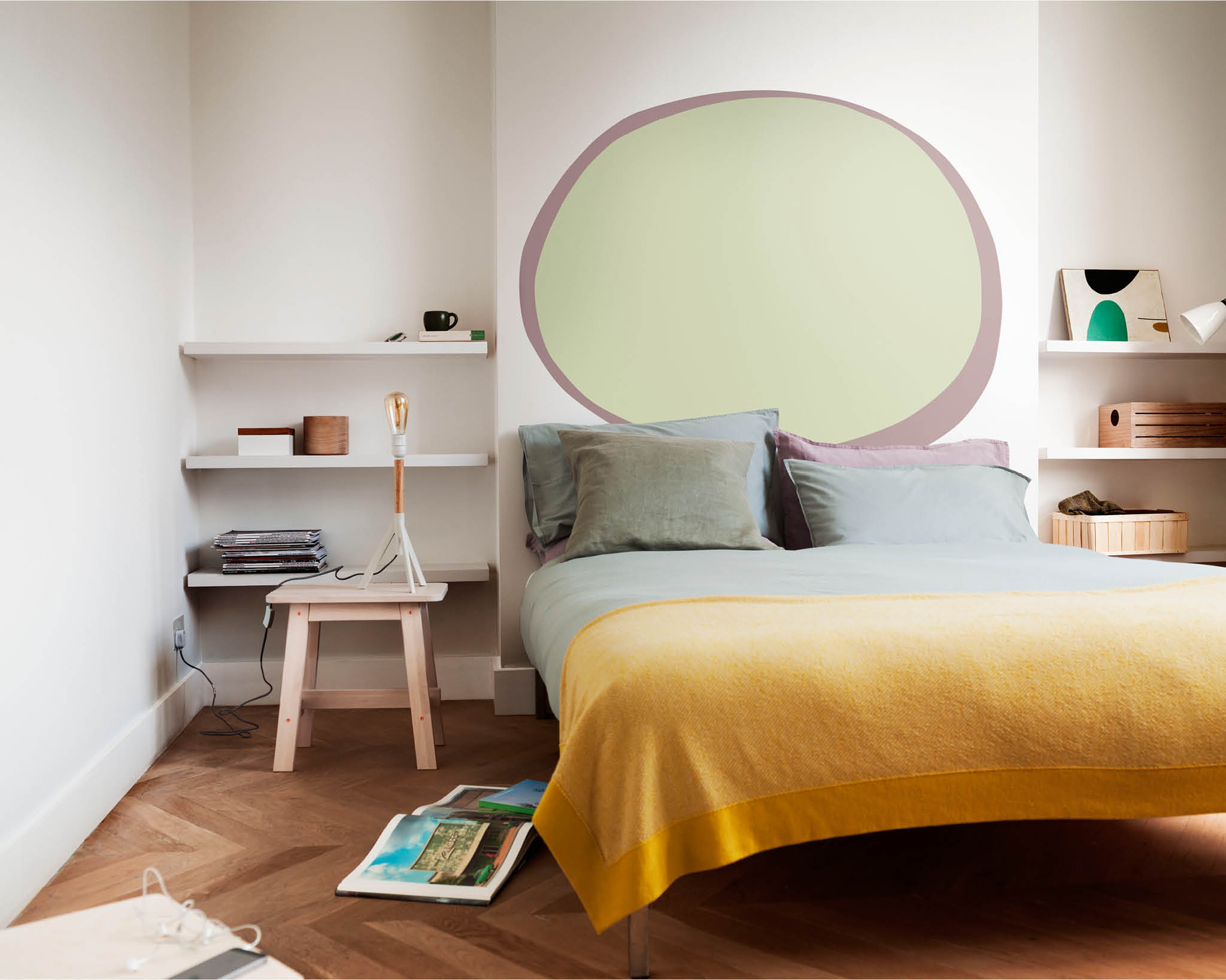 Dormitorio con un óvalo pintado en la pared Dormitorio con un óvalo pintado en la pared