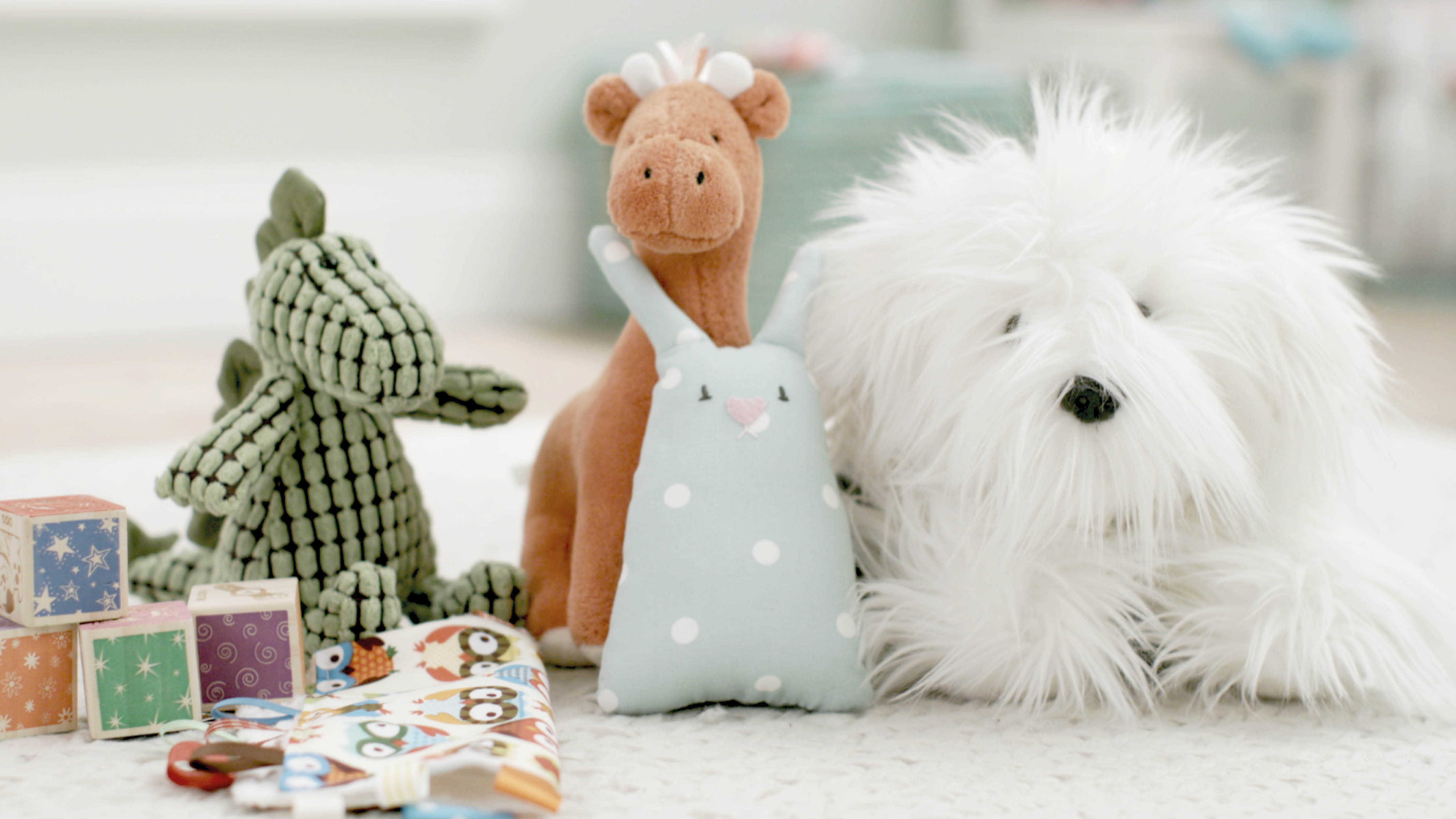 Colección de juguetes para la habitación del bebé Cuando el bebé alcance los ocho meses de edad, su visión del color es casi tan buena como la de los adultos y ya pueden reconocer diferentes objetos por la habitación.