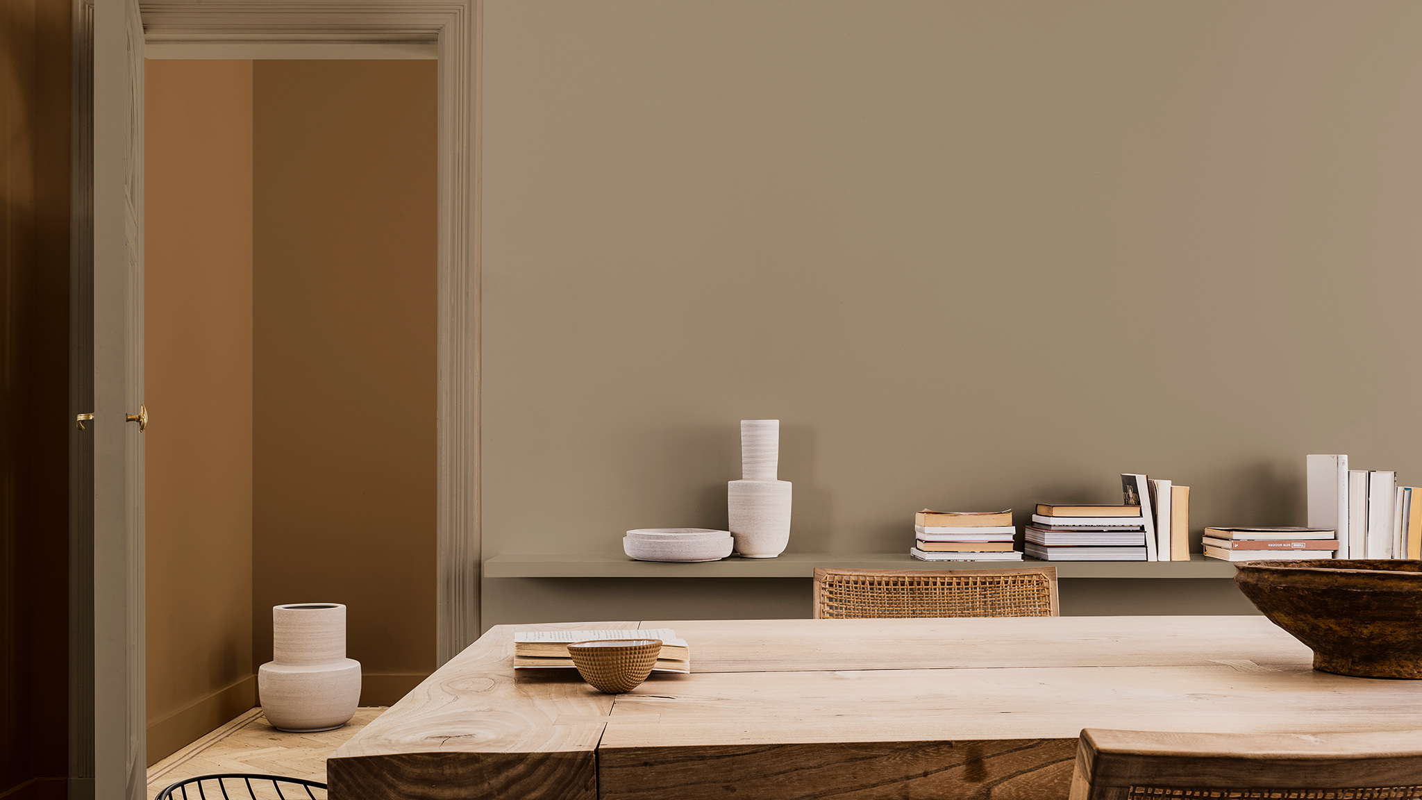 Mesa de madera contra una pared en el Color del año Dulux_CF21_Colour_of_the_year_Timeless_colors_global_1