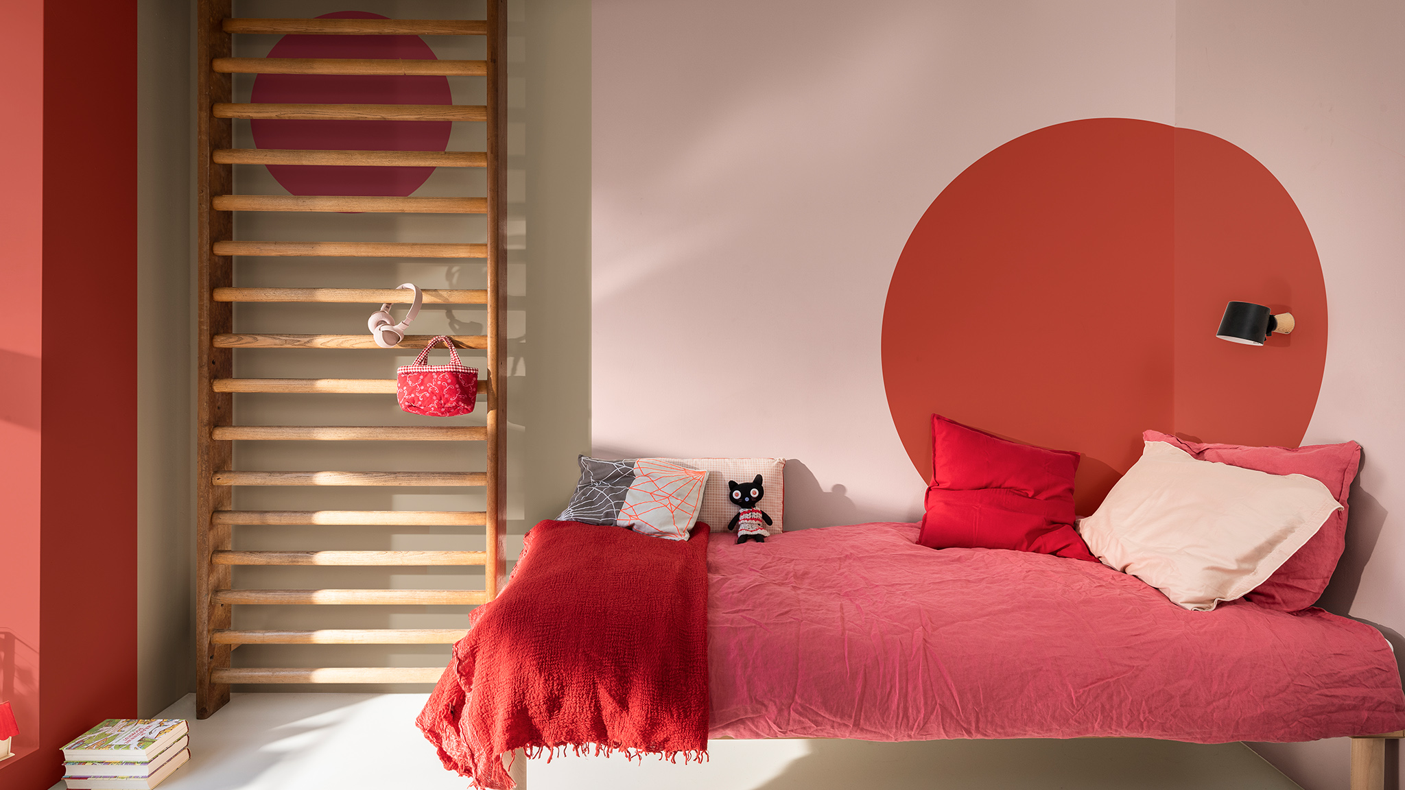 Círculos rojos sobre rosa pastel y matices neutros Dulux_CF21_Colour_of_the_year_Expressive_colors_global_1