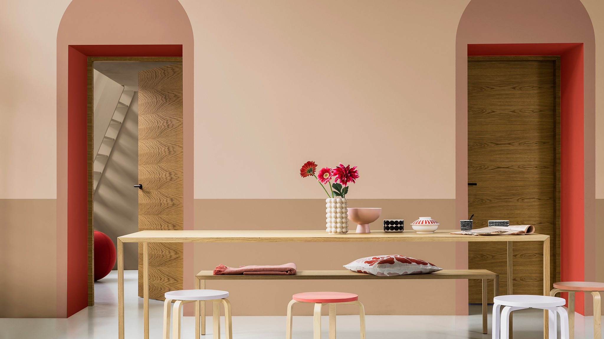 Cocina con arcos pintados en los accesos, mesa de comedor y taburetes Dulux_CF21_Color_of_2021_Expressive_colors_global_3