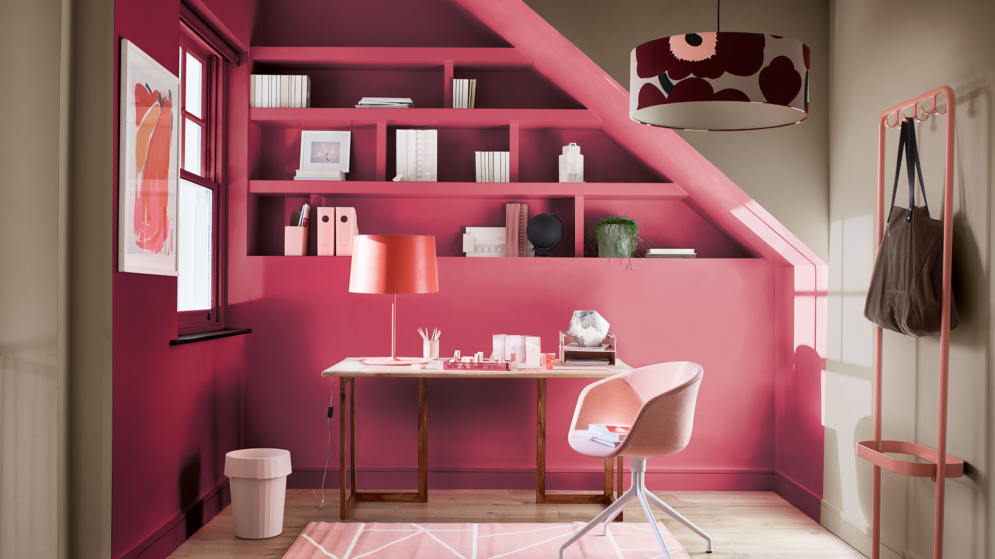 Estudio en rosa vivo enmarcado con paredes en contraste en tono neutro Dulux_CF21_Color_of_2021_Expressive_colors_global_4