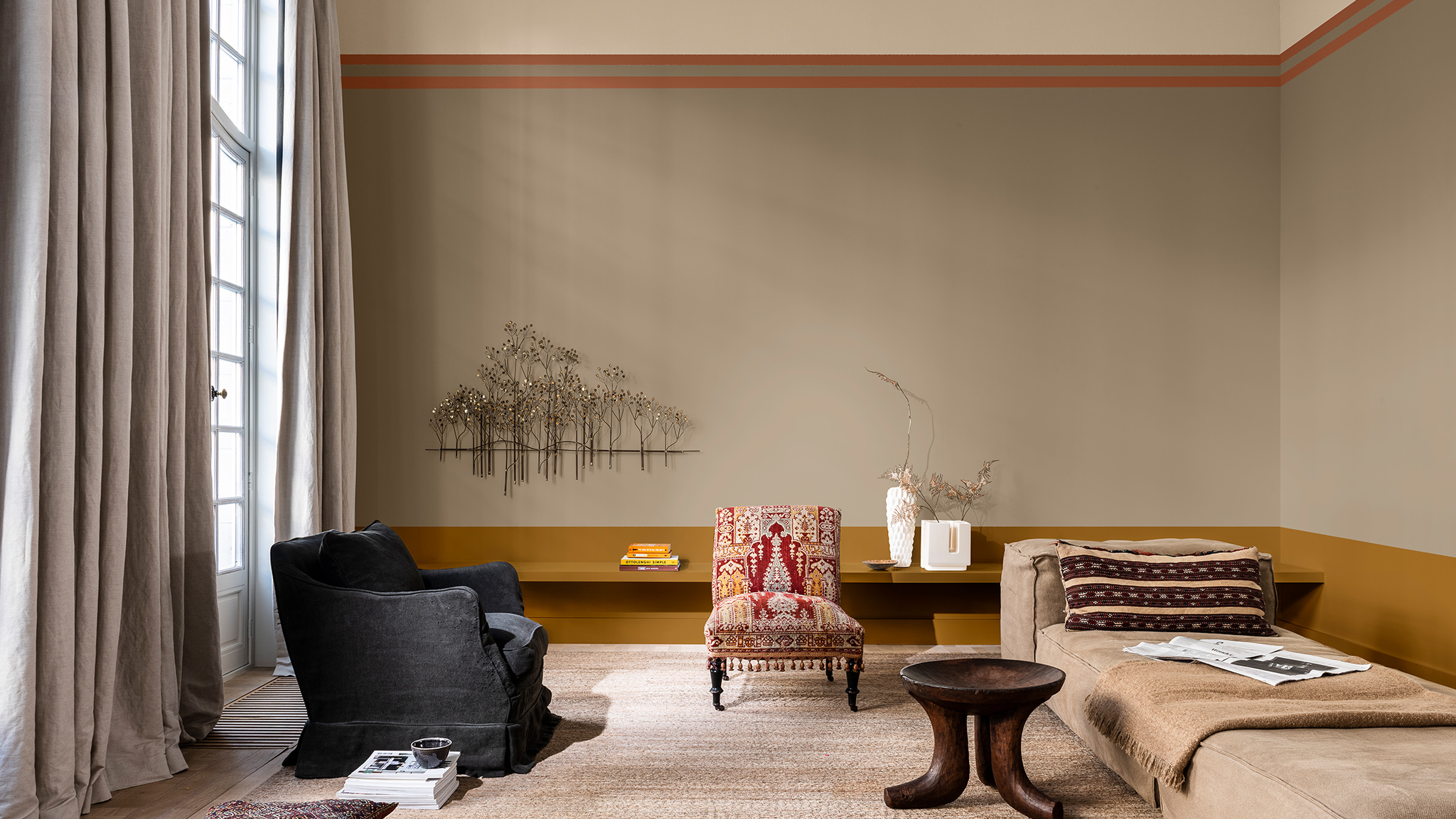 Sala en Brave Ground con una línea horizontal baja dorada y una pared dividida alta en crema Dulux_CF21_Colour_of_the_year_Timeless_colors_global_1