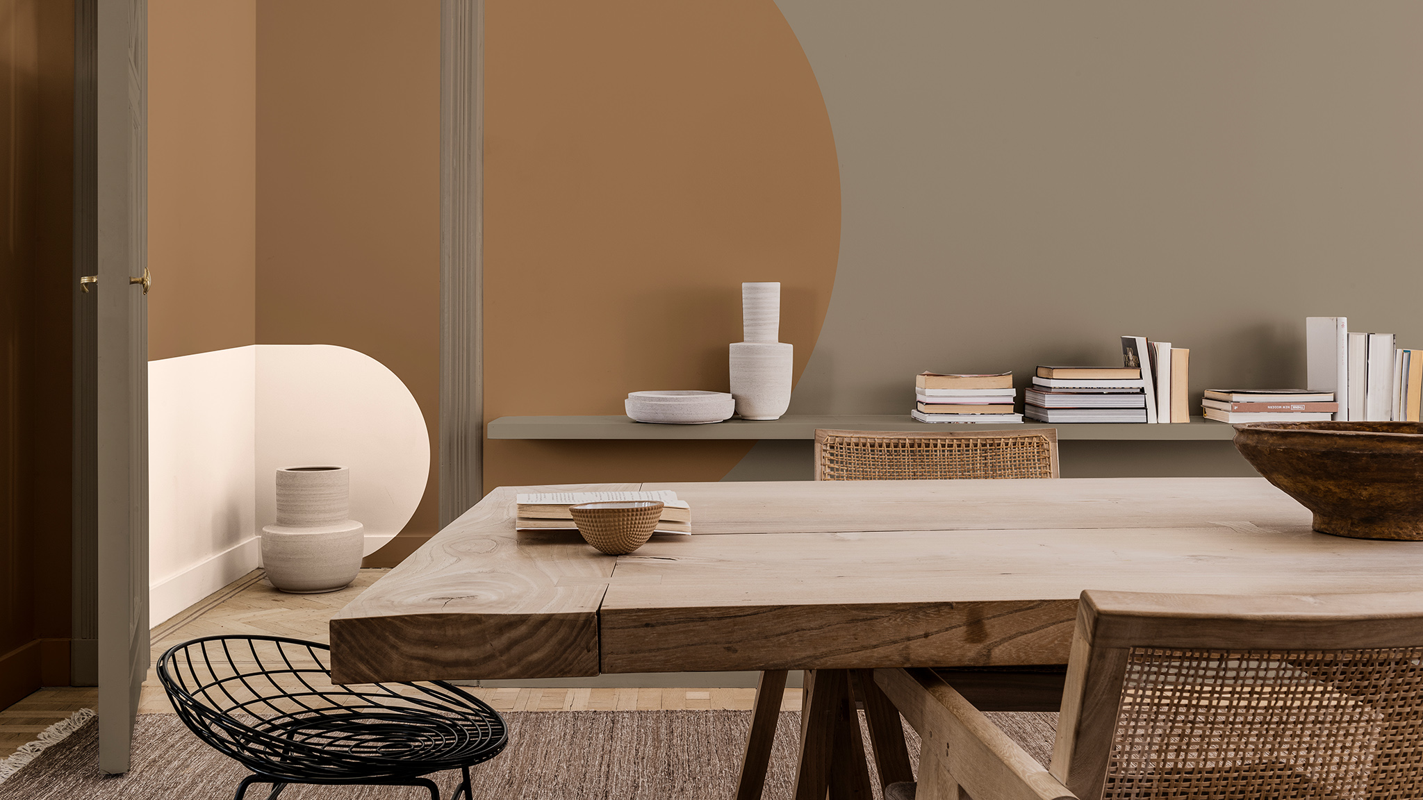Comedor con arcos pintados en color crema y marrón en las paredes Dulux_CF21_ Colour_of_the_year_Timeless_colors_global_3