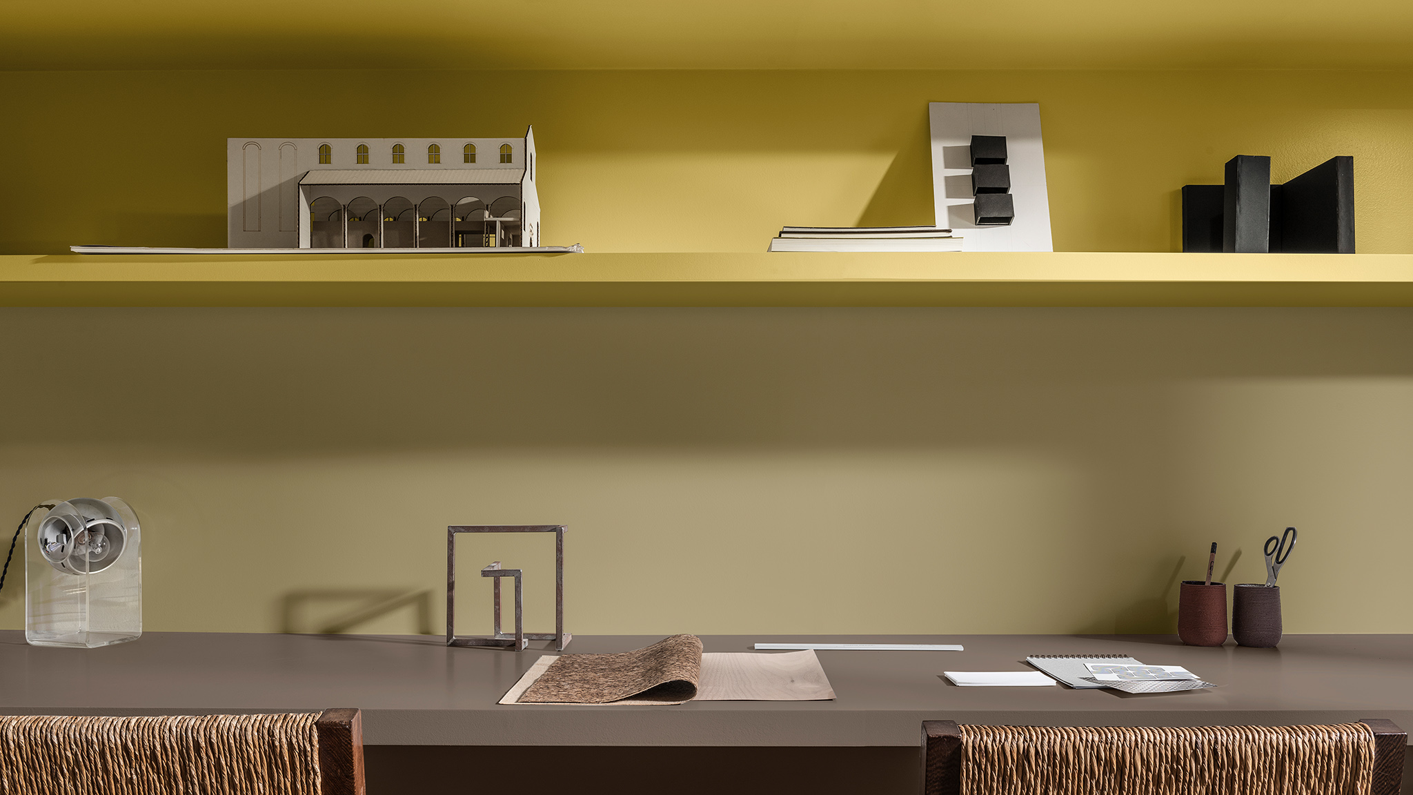 Estantes de estudio en amarillo y Brave Ground, y dos sillas con respaldo tejido. Dulux_CF21_ Colour_of_the_year_Timeless_colors_global_4
