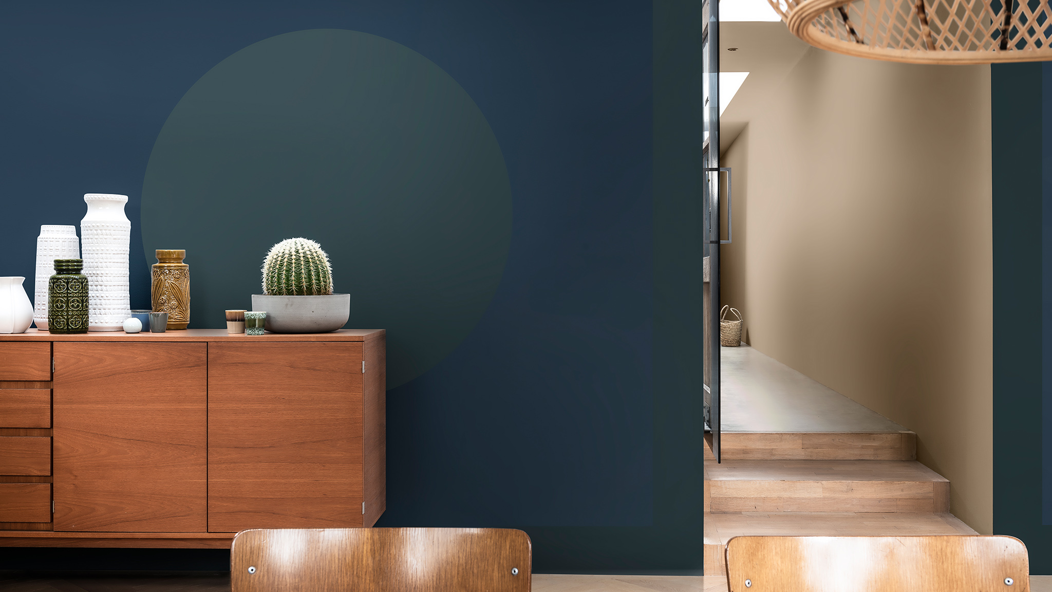 Armario de madera y pared azul con círculo verde Dulux_CF21_Color_of_2021_Earth_colors_global_4