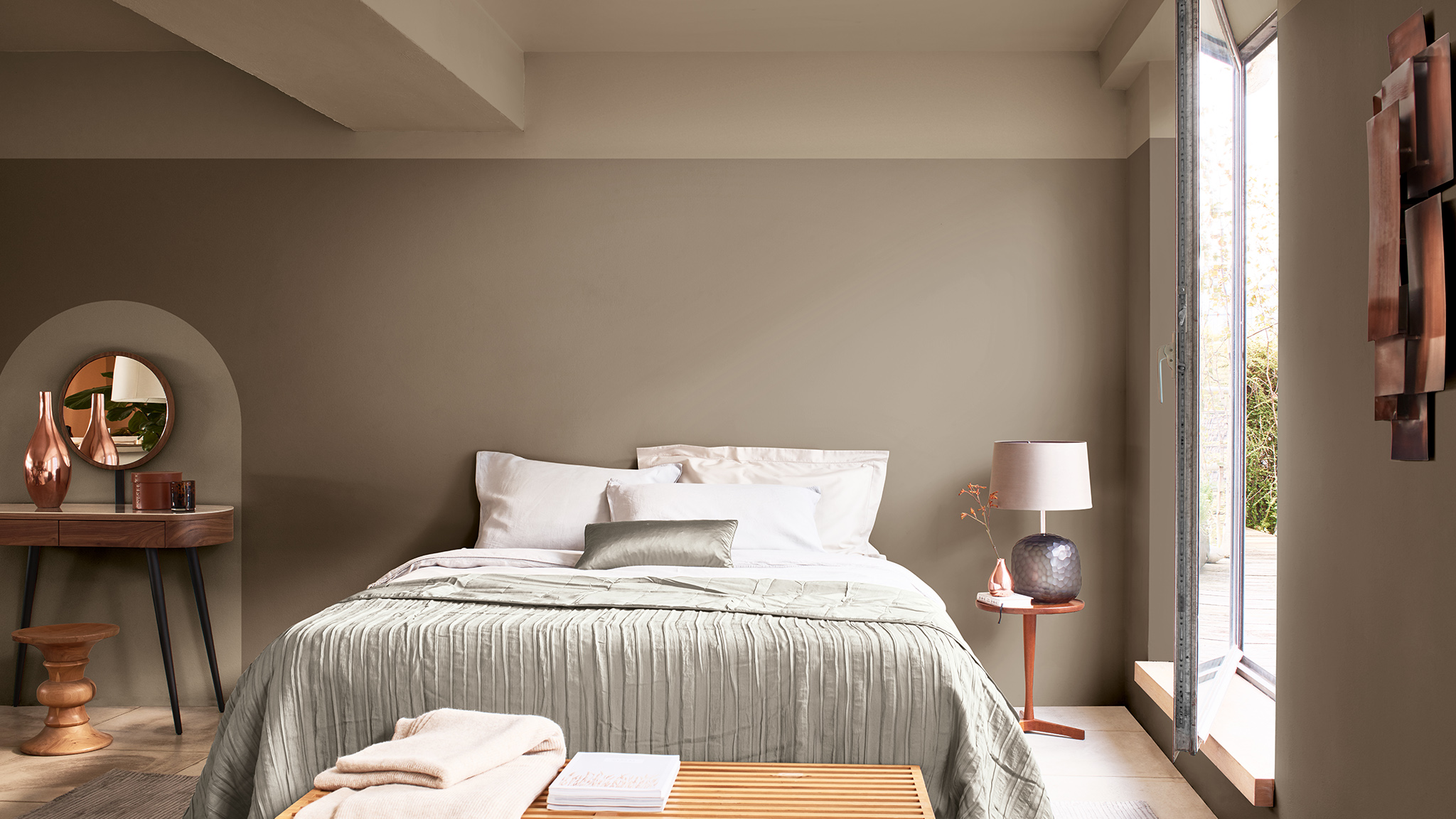 Dormitorio con una pared dividida alta y un arco que enmarca un tocador Dulux_CF21_Colour_of_the_Year_Trust_colors_global_1