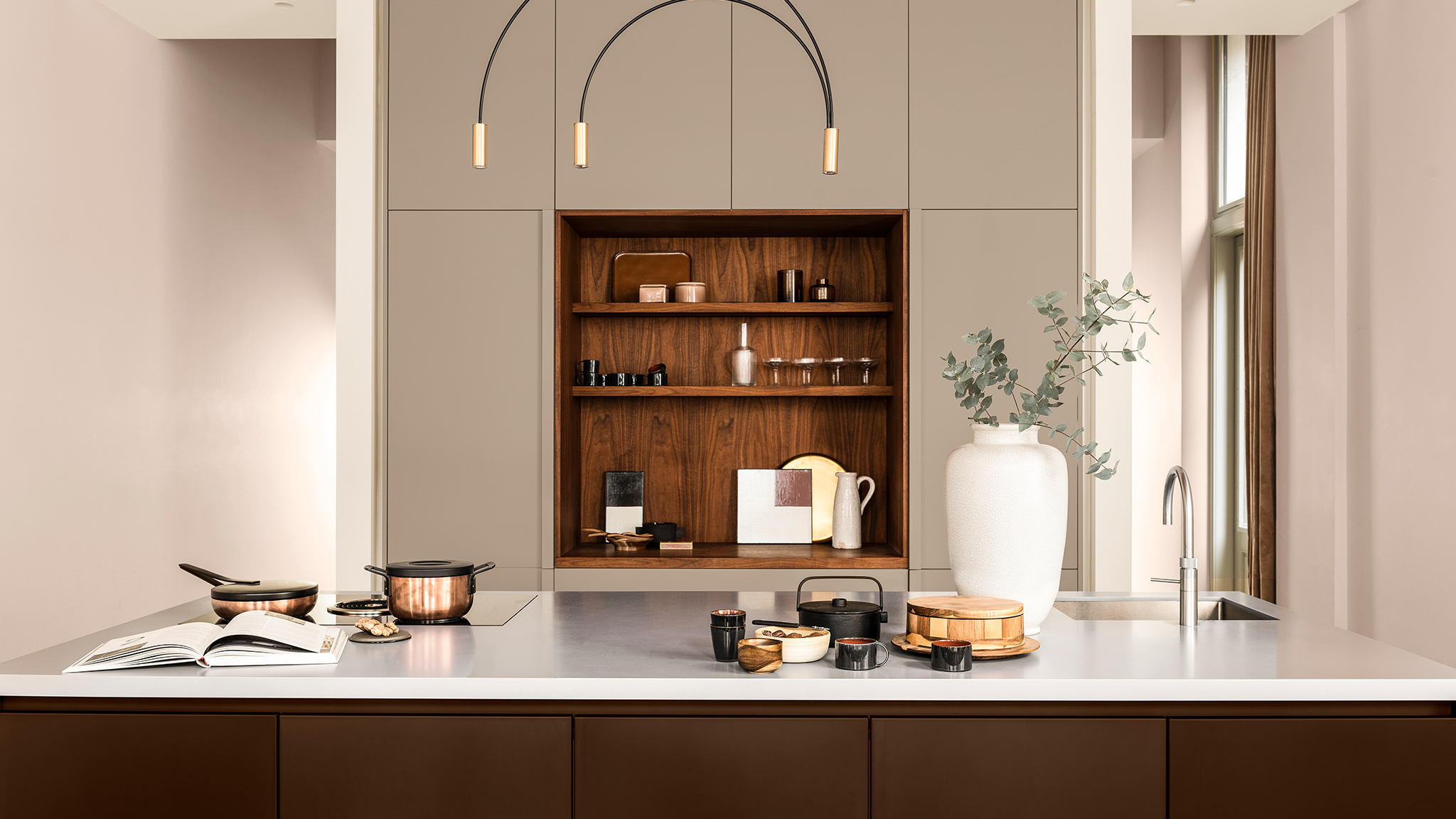 Cocina con armarios pintados en beige neutro. Dulux_CF21_Color_of_the_Year_Trust_colors_global_3