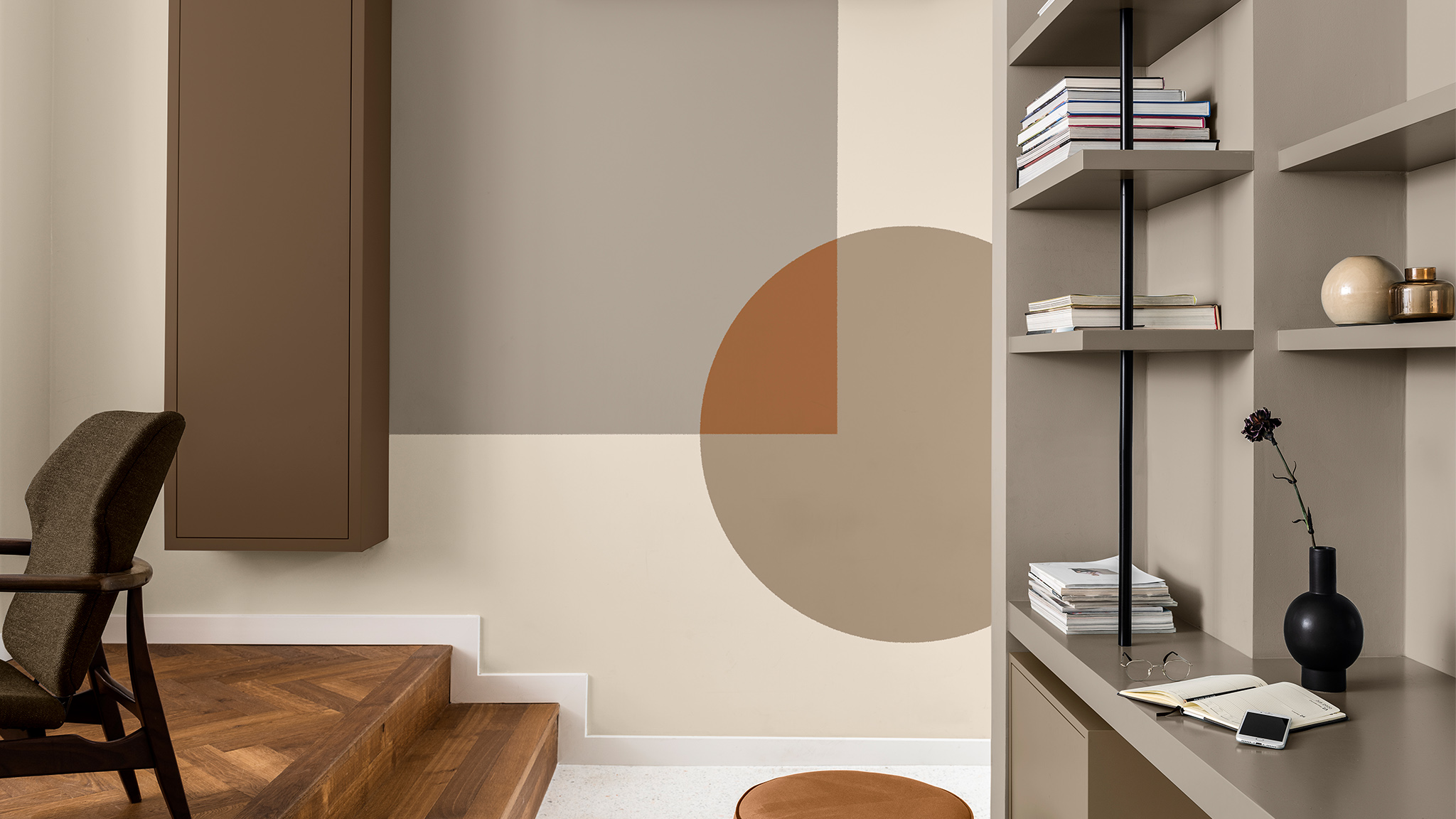 Pared de estudio con un cuadrado y un círculo pintados en colores tierra Dulux_CF21_Color_of_the_Year_Trust_colors_global_4