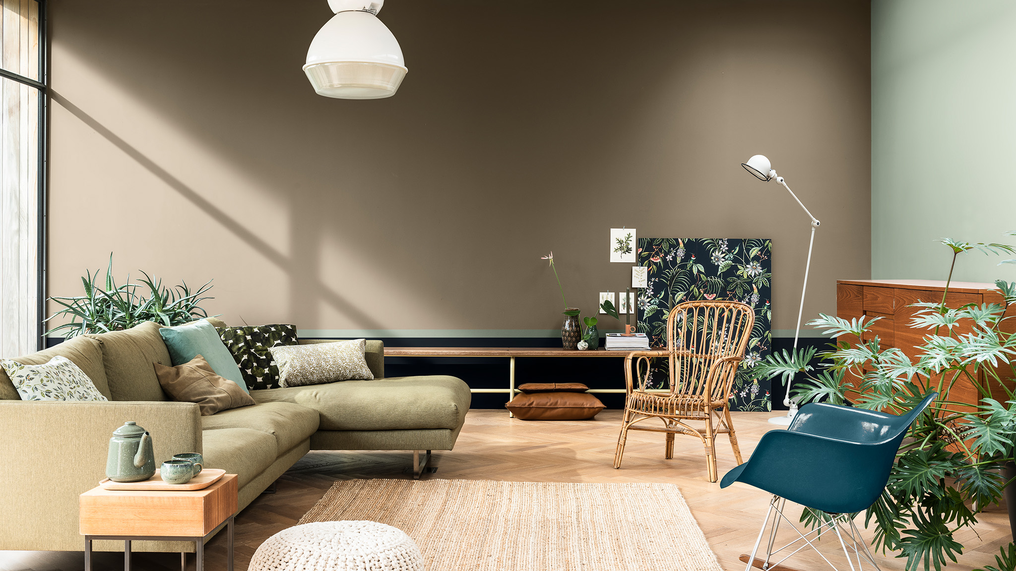 Sala de estar en marrón y verde con sofá verde y estampados botánicos Dulux_CF21_Colour_of_the_year_Earth_colors_global_2