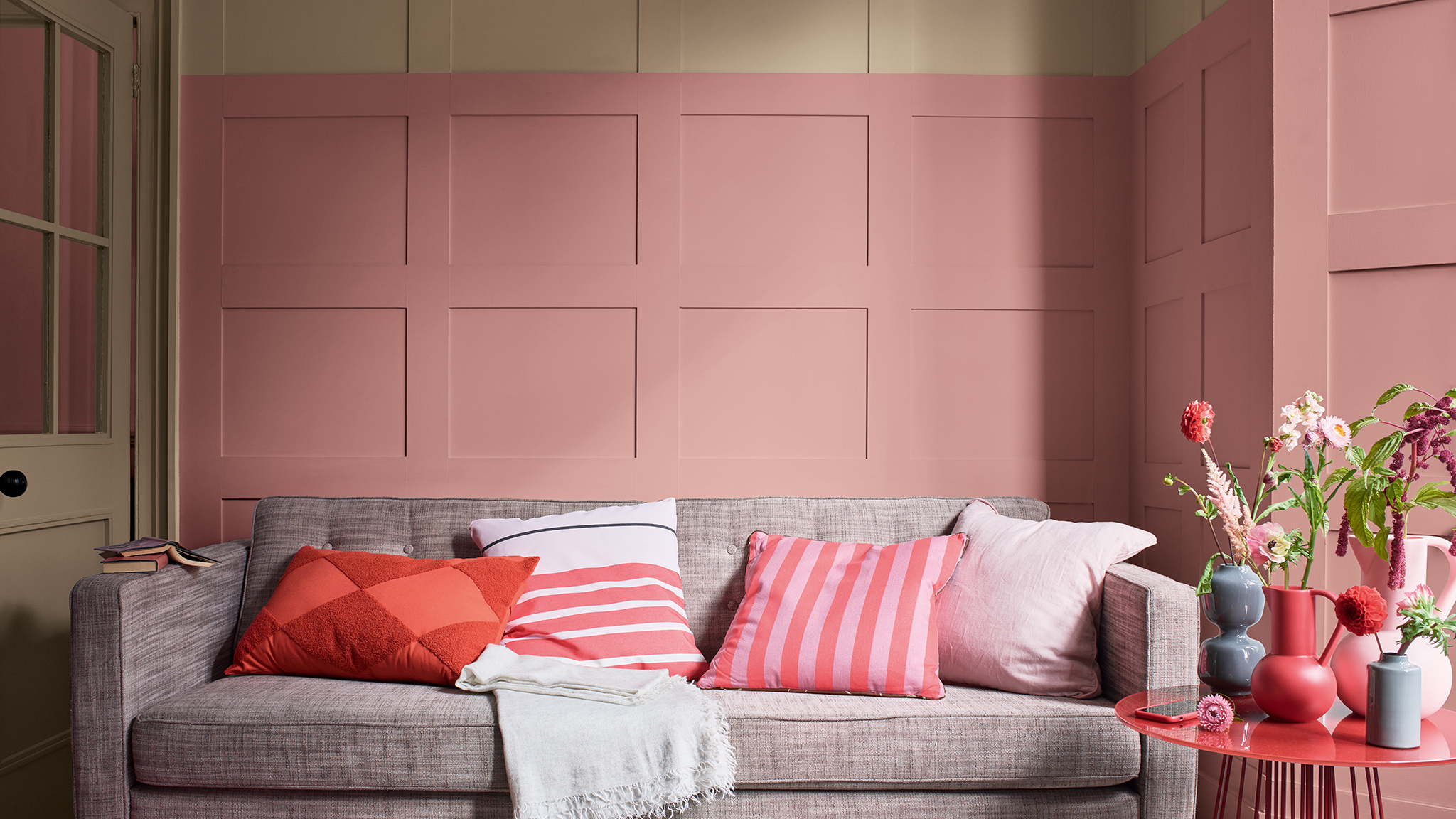 Sala con pared panelada en rosa pastel y Brave Ground Dulux_CF21_Color_of_2021_Expressive_colors_global_2