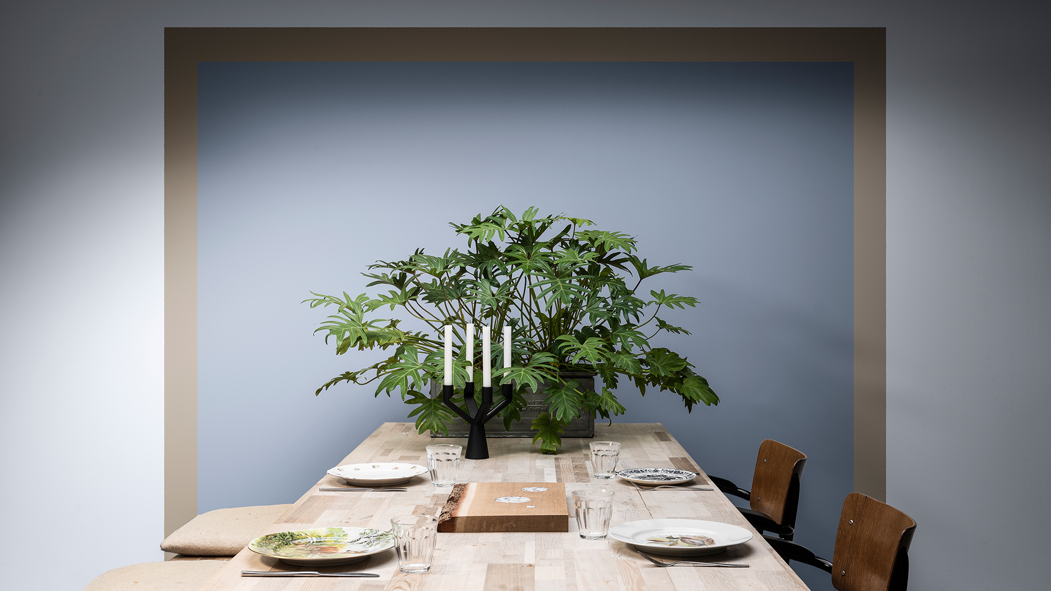 Comedor pintado con un cuadrado azul enmarcado con marrón, más mesa y planta Dulux_CF21_Colour_of_the_year_Earth_colors_global_3