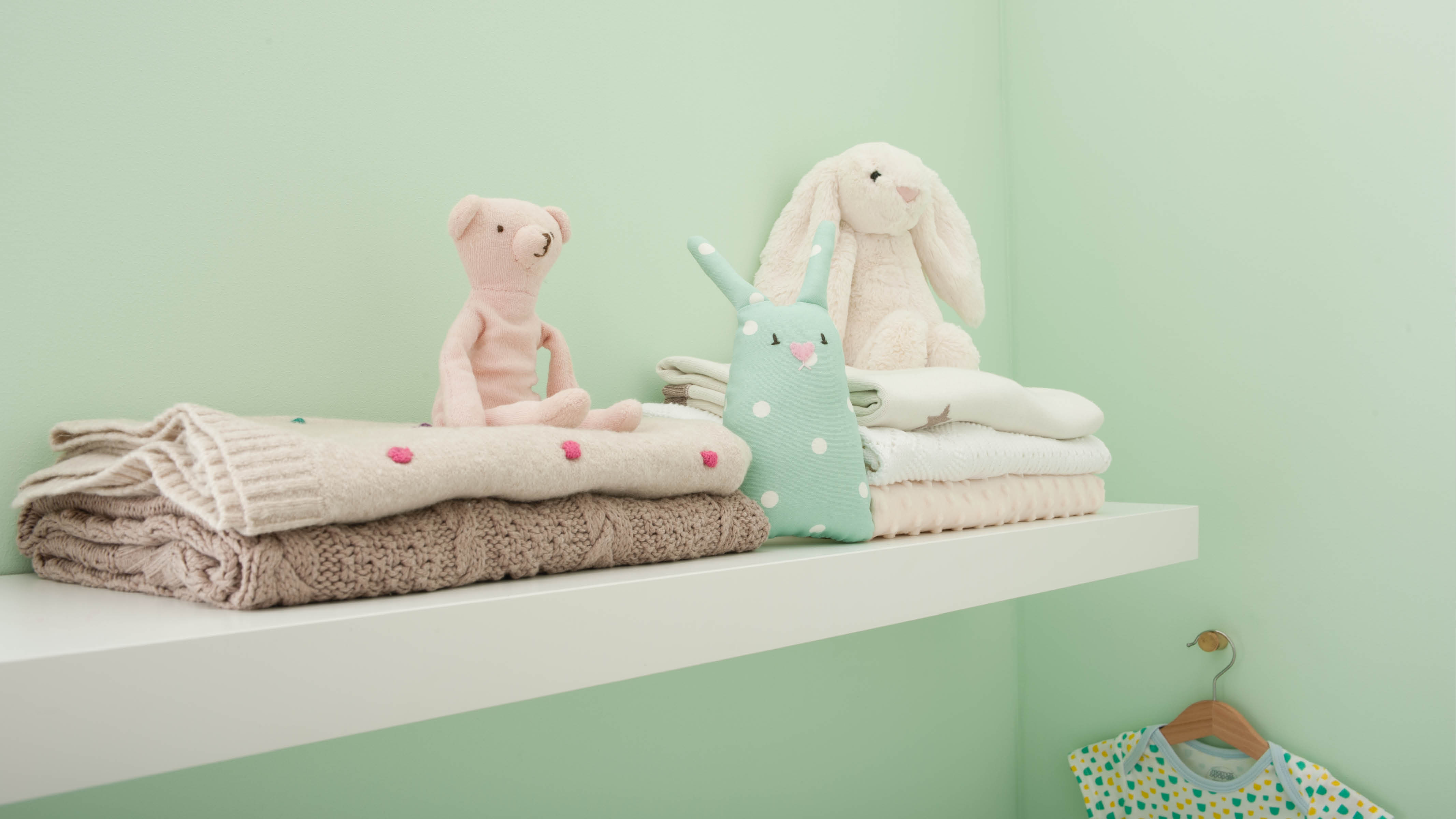 Habitación de bebé de un hermoso verde El verde menta es suave y fresco, idóneo para el esquema de colores de una habitación de bebé; es lo bastante suave como para apaciguar al pequeño, pero estimulante para que tú no te vengas abajo en esas noches en las que ellos no se tranquilizan.
