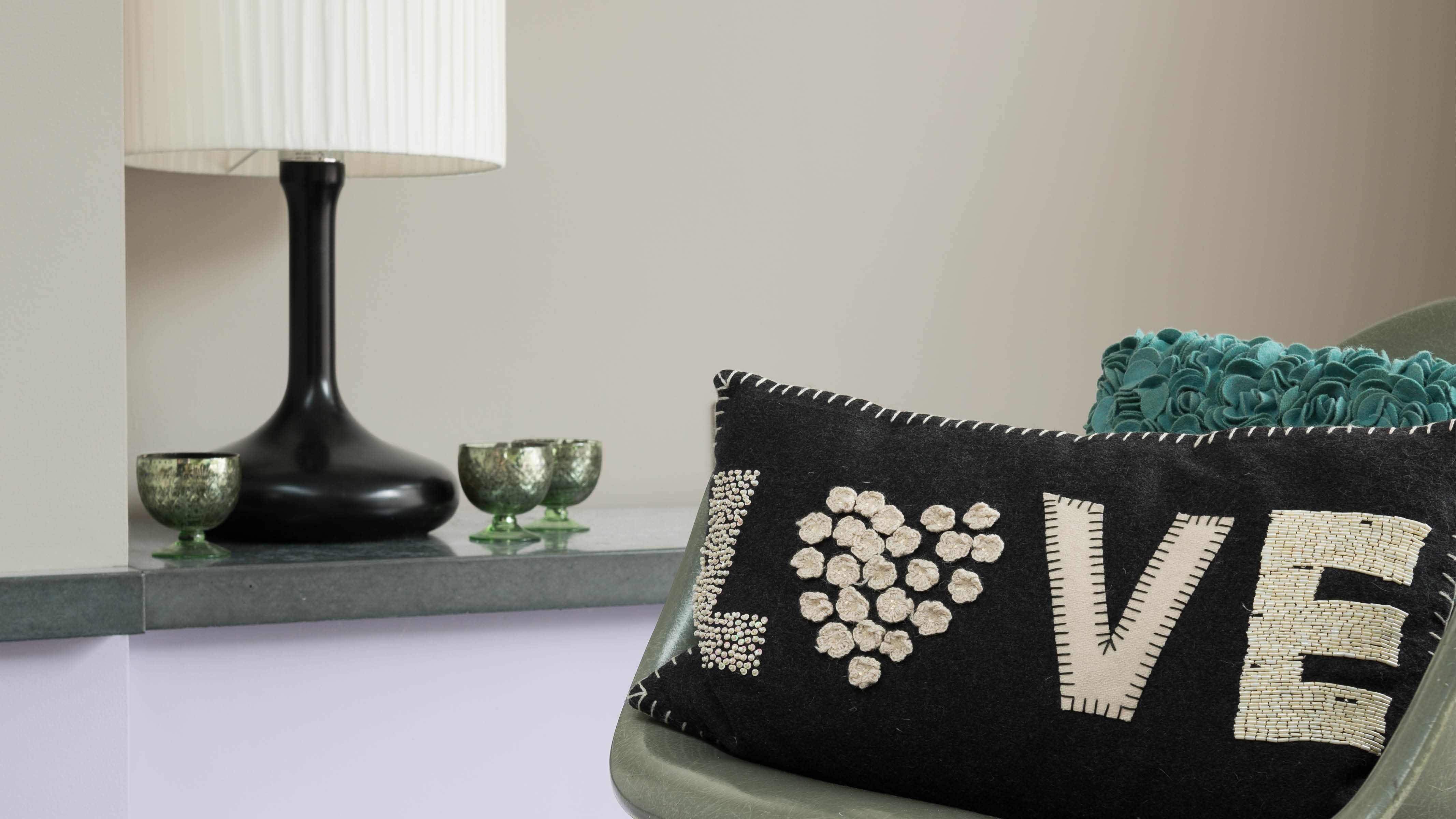 Habitación de bebé gris suave El gris puede parecer una opción aburrida o poco convencional para una habitación del bebé, pero puede ser muy agradable. Decora las paredes, muebles, molduras de madera y accesorios con diferentes capas de tonos grises.