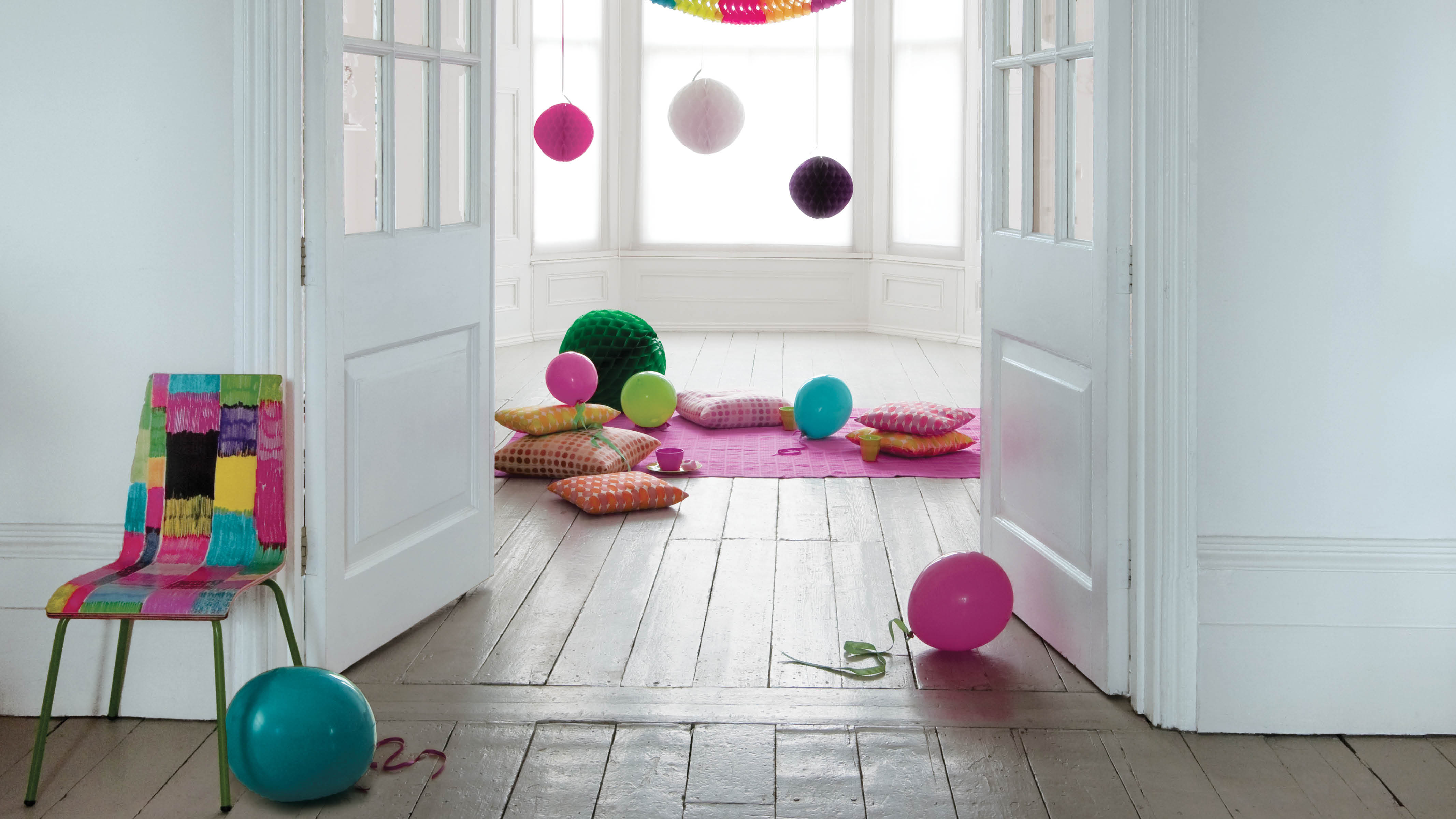 Habitación de bebé neutra con acentos coloridos Unas salpicaduras de azul, verde, amarillo y rosa pastel pueden tener un aspecto refrescantemente moderno en función de la cantidad que uses.