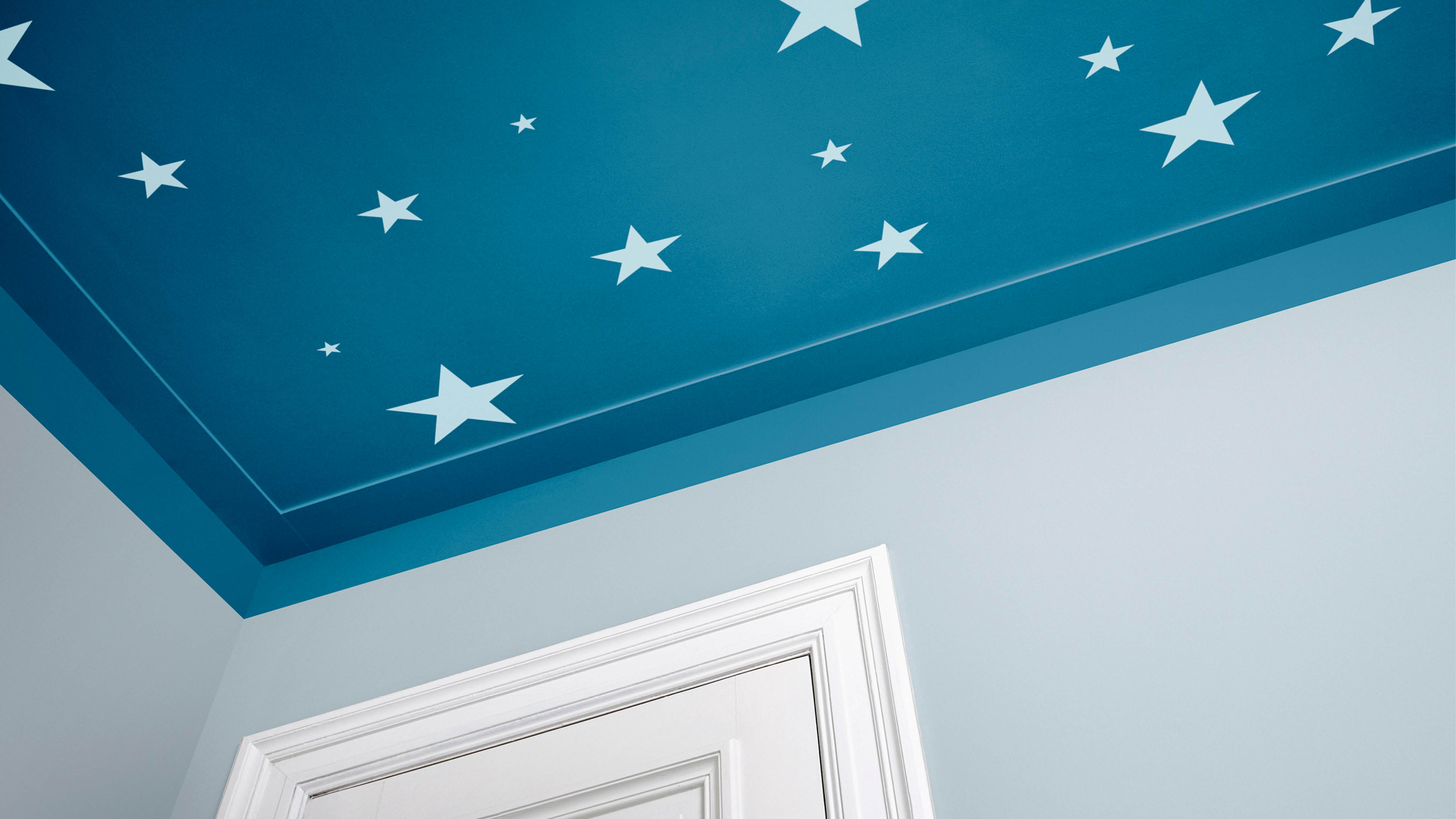 Habitación del bebé con estrellas pintadas Reproduce el cielo nocturno con estrellas pintadas o pegatinas luminosas que brillen en la oscuridad.