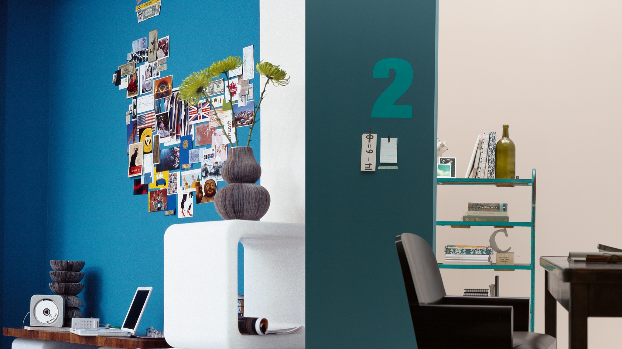 Haz retroceder las paredes con un color frio Los colores más fríos hacen retroceder las paredes para que la habitación parezca más grande y con más luz. Si quieres conseguir un efecto muy luminoso, elige tonos pálidos de gris y azul.