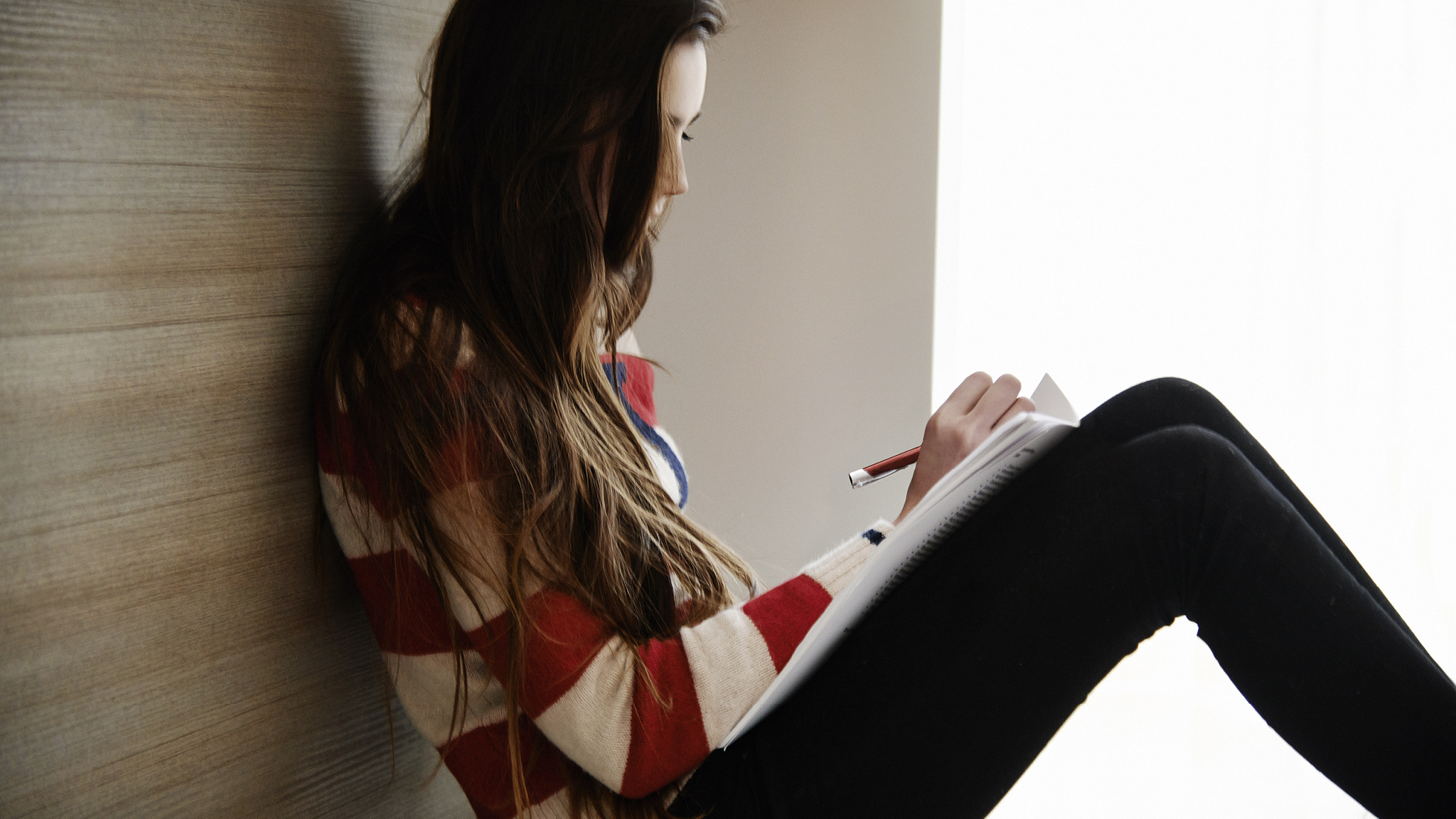 Haz una lista y compruebala Es probable que no estés siempre presente cuando el pintor esté trabajando, por eso es conveniente dejarle una lista detallada de lo que tiene que hacer para que pueda consultarla mientras realiza su trabajo.