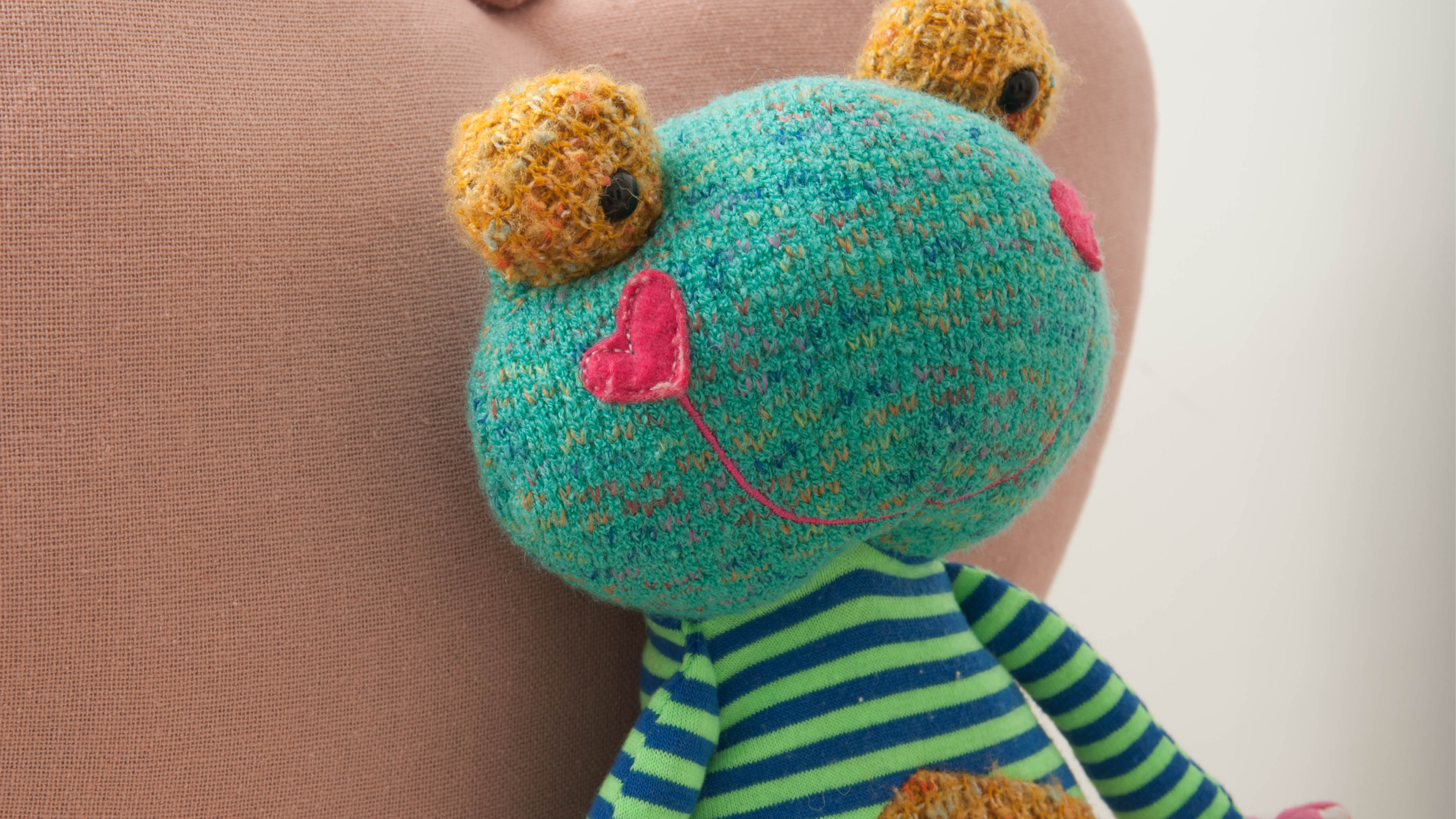 Juguetes de colores vivos para la habitación del bebé Entre el primer y el segundo mes, habrá aprendido a centrar la mirada y a seguir objetos y personas que se muevan dentro de su campo de visión.