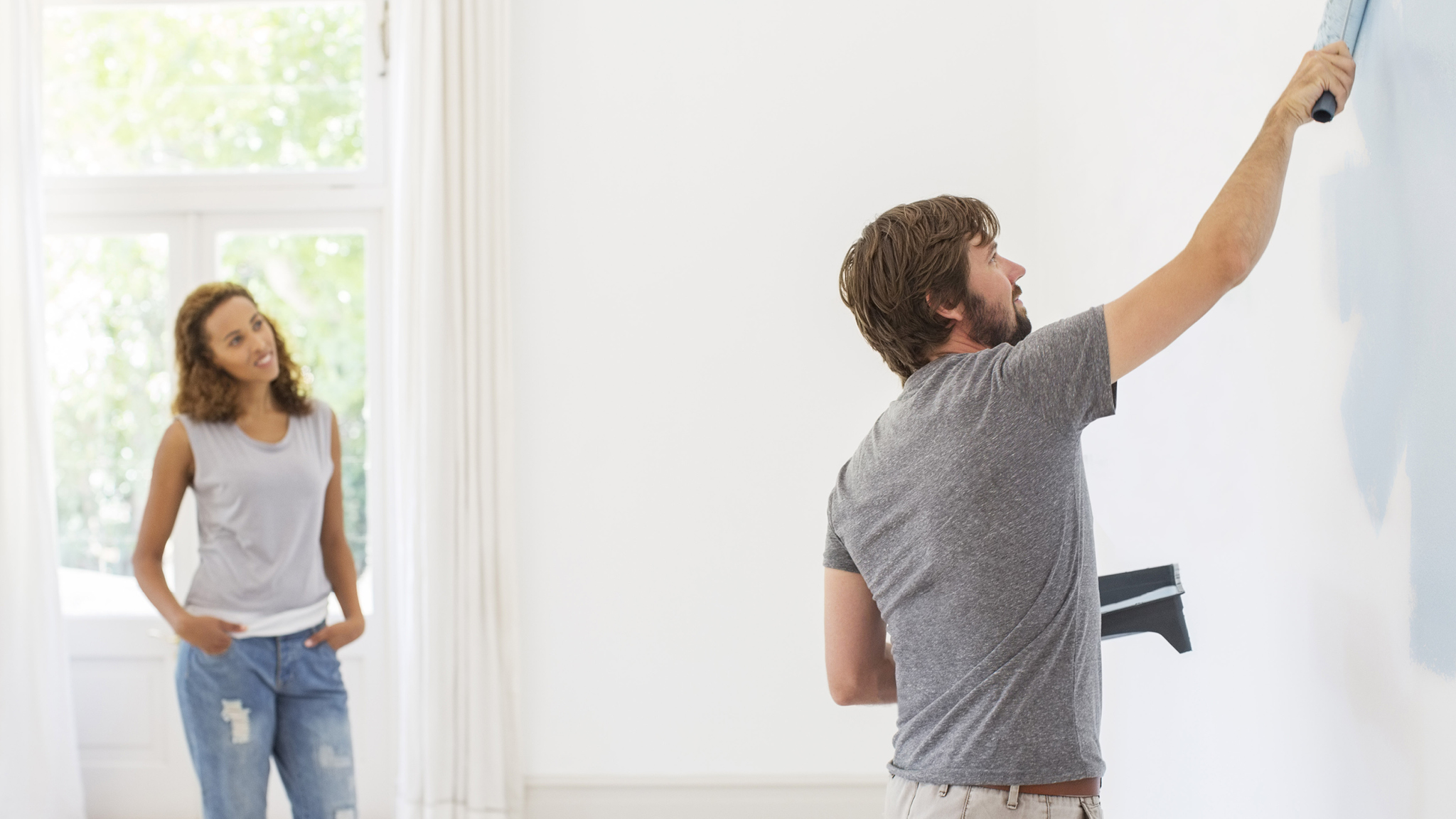 Pidele a un amigo que te recomiende un pintor Si te encanta cómo han pintado la casa de un amigo, pídele los datos de contacto de su pintor. Independientemente de cómo encuentres el pintor, asegúrate de ver otros trabajos suyos antes de contratarle.