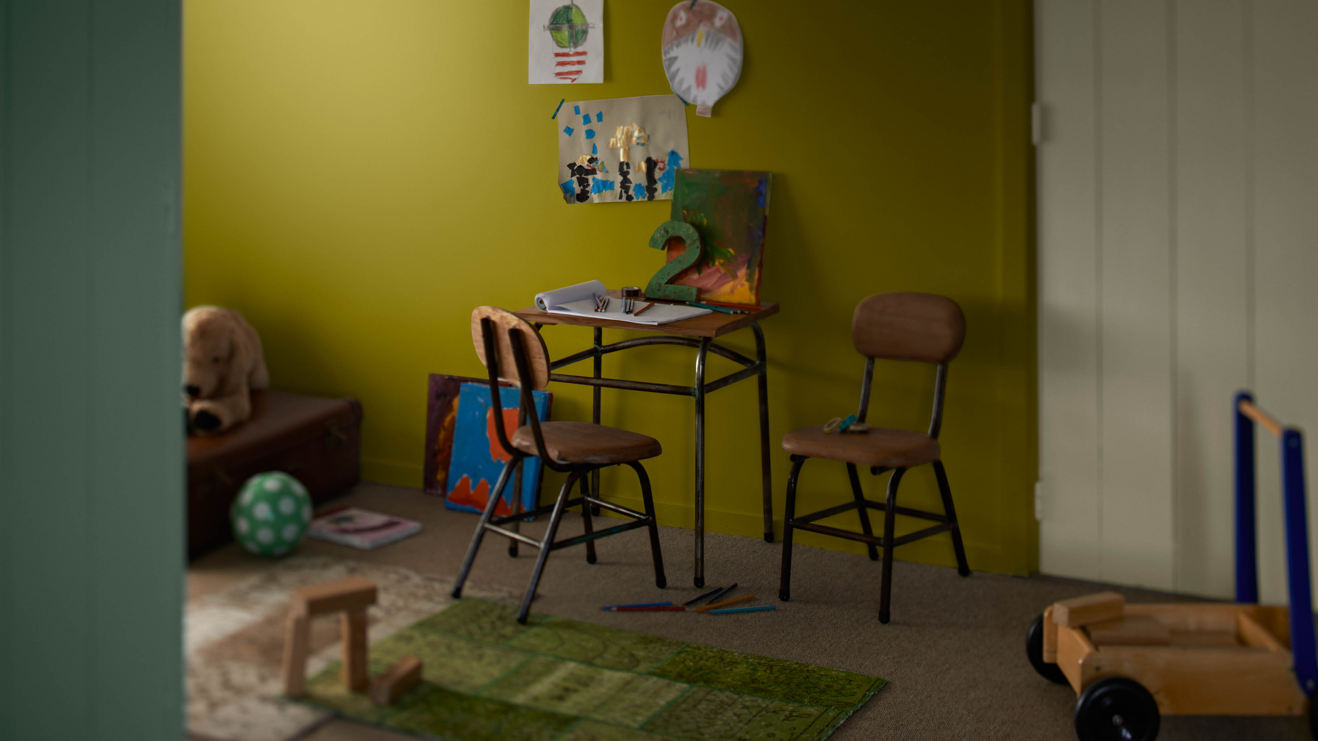 Piensa en verde El verde es la primera opción de color para una habitación de bebé versátil. Es lo bastante relajante como para hacer que el niño duerma bien, pero también estimulante como para ayudar a la concentración.