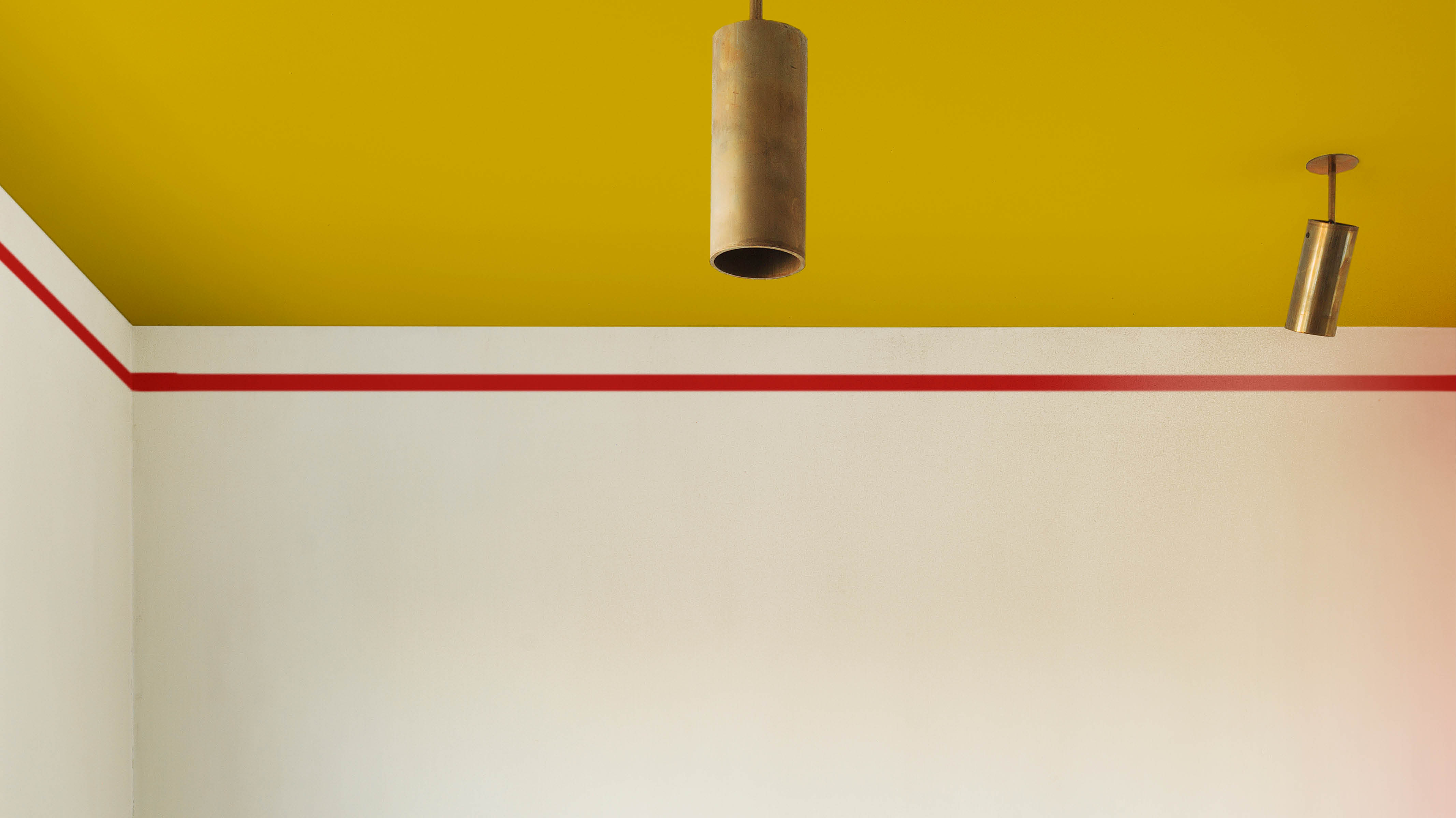 Techo de colores con rayas Si no quieres decorar todo el techo, puedes lograr un efecto similar si pintas las molduras a una sola raya en la parte superior de la habitación con un color que contraste.
