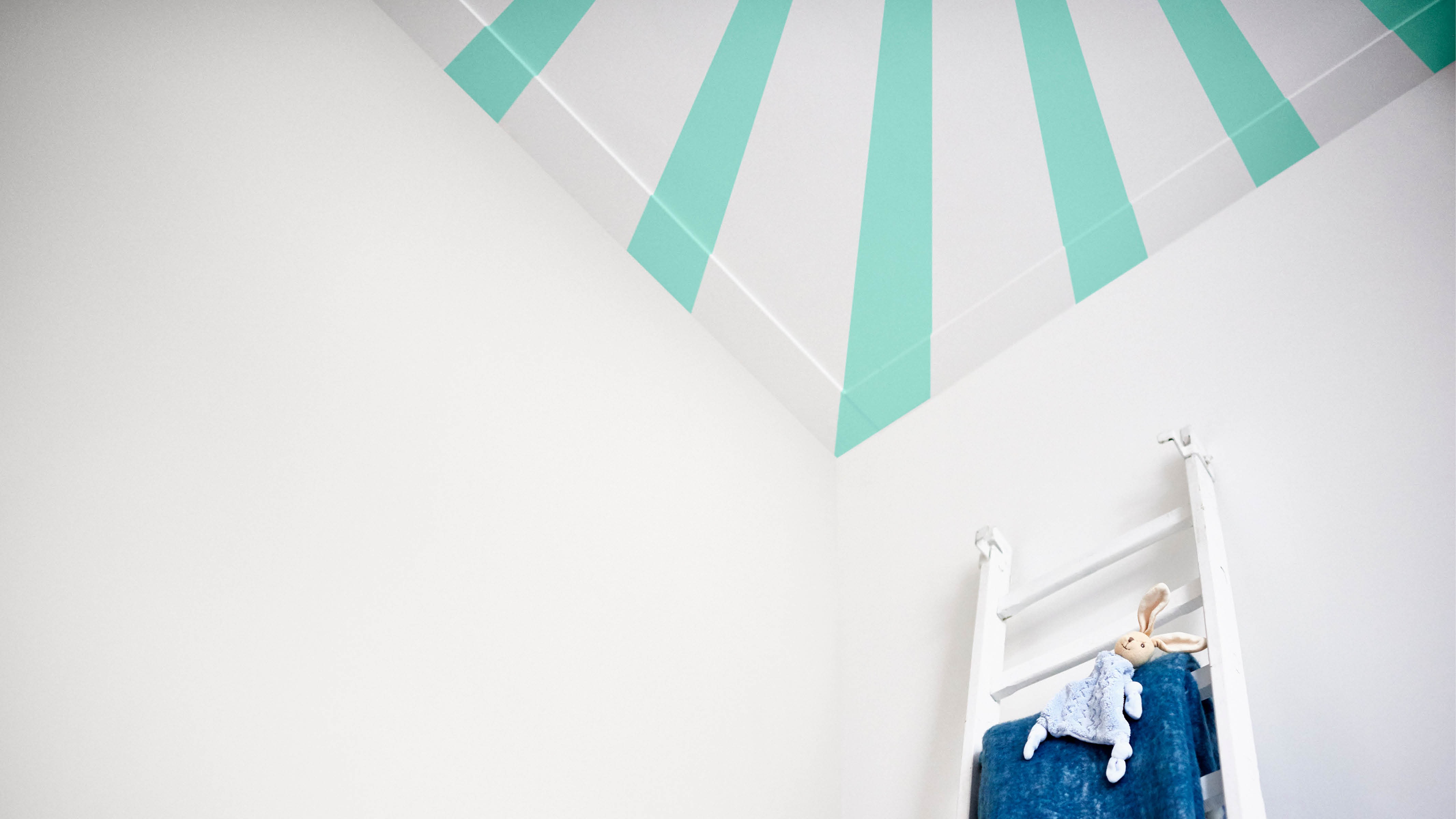 Techo de habitación de bebé pintado A los bebés les fascinan los diseños de alto contraste, por lo que las rayas son una fantástica elección para el techo de una habitación de bebé.