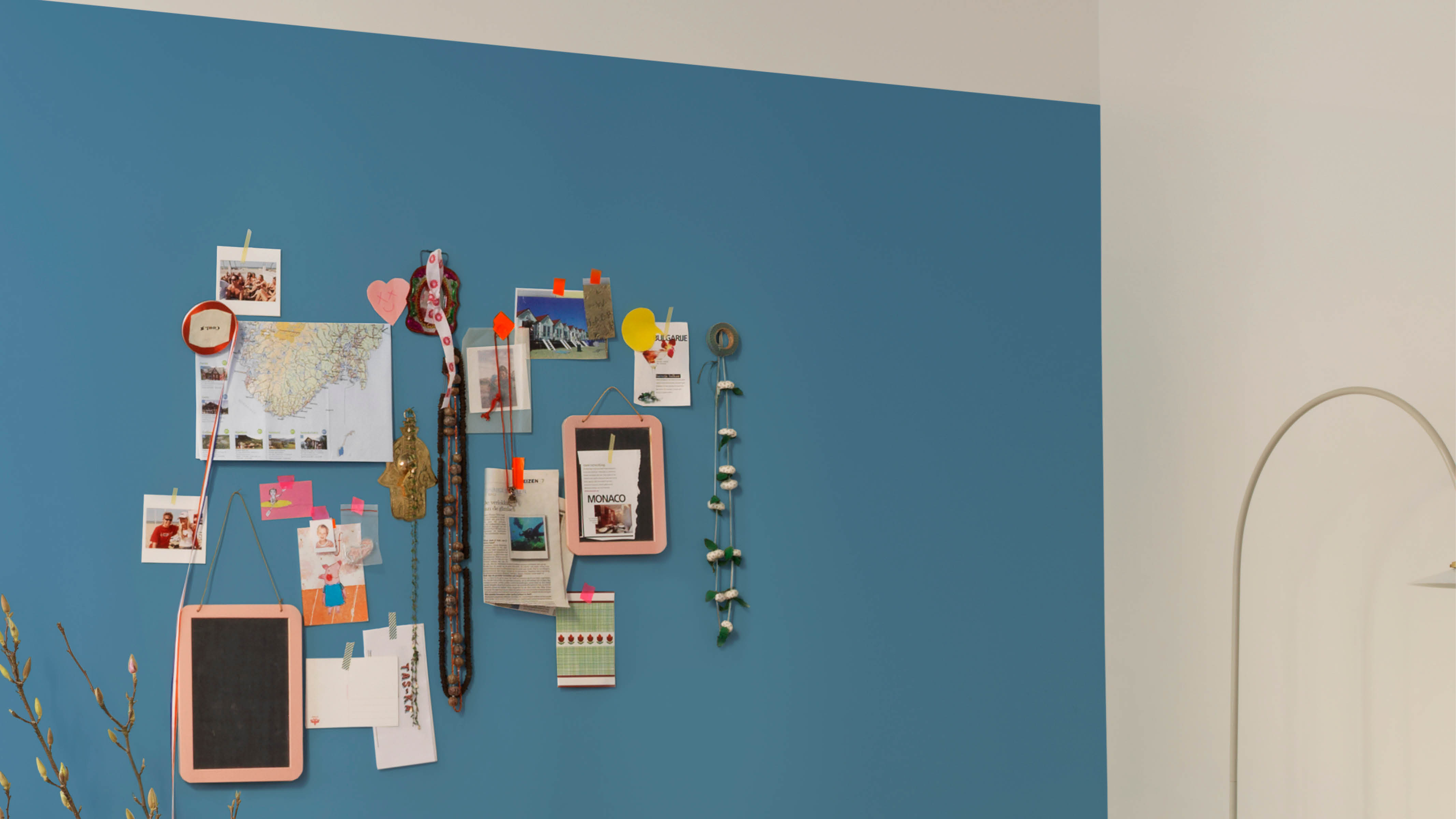 Una habitación del bebé azul y blanca Esta es una combinación perfecta casi infalible. Evoca una sensación náutica y aérea y funciona igual de bien en un apartamento de la ciudad como en una cabaña junto al mar.