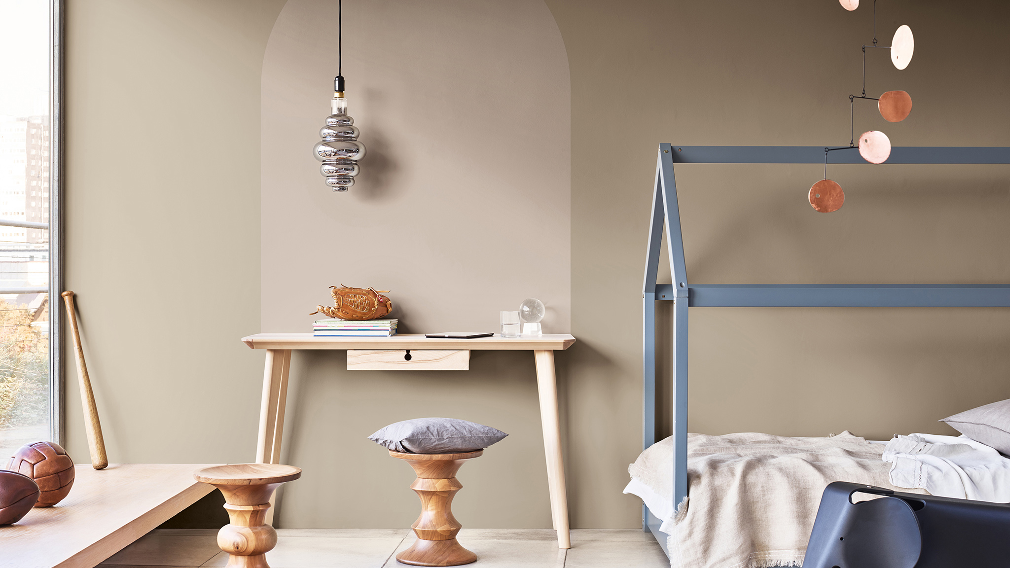 Arco sobre el escritorio y cama infantil Dulux_CF21_how-to_arch_child’s bedroom_Global_1
