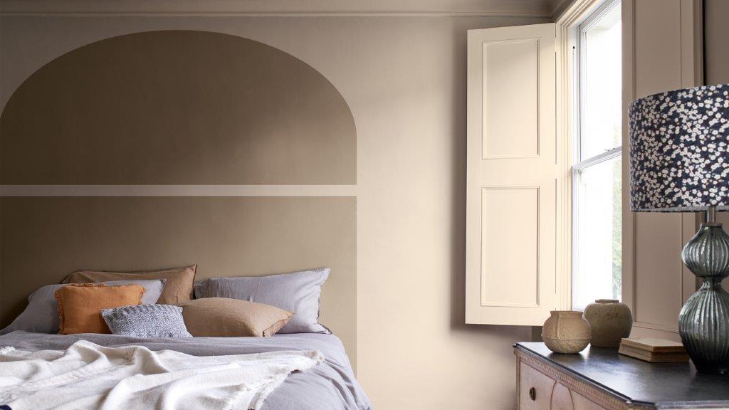 Arco dividido tras la cama con ventana y persiana Dulux_CF21_how-to_arch_bedroom_Global_3