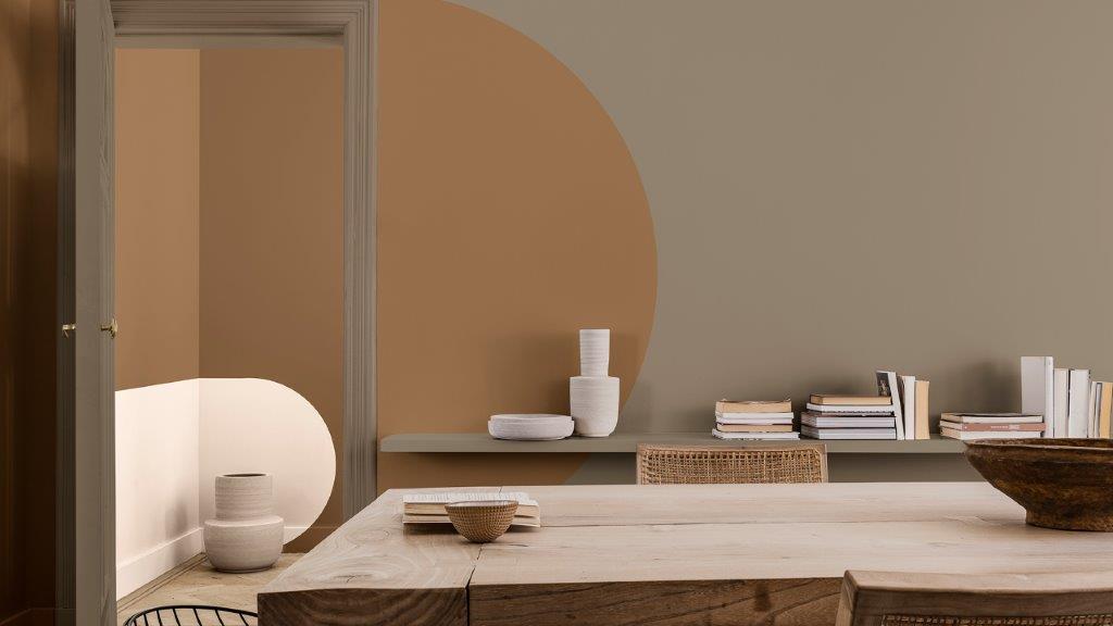 Curvas crema y marrón en la pared con mesa de comedor y sillas Dulux_CF21_how-to_arch_dining room_Global_4