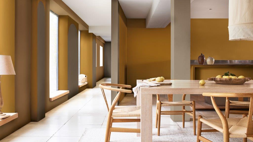 Comedor abierto con mesa de madera y ventanas altas en el lado izquierdo Dulux_CF21_how-to_arch_dining room with windows_Global_5